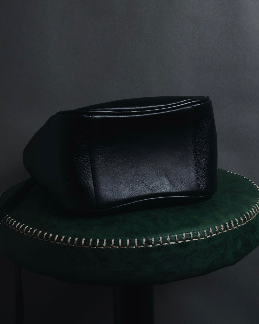 "Y’s" 22AW sculptural kiss-lock leather bag