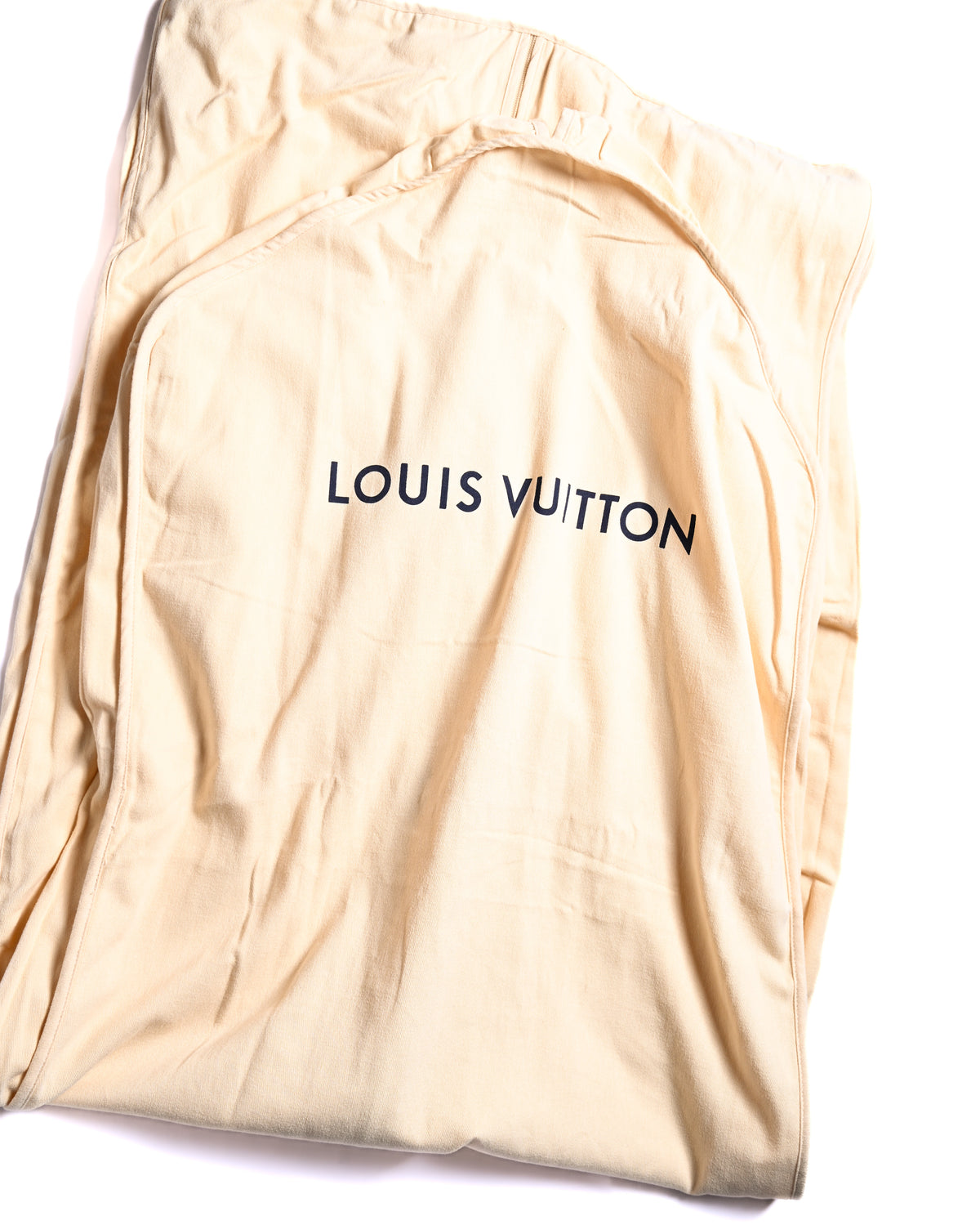 パンツ内側に配されたコットン100％の裏地と、「LOUIS VUITTON」ロゴを写したディテールカット。