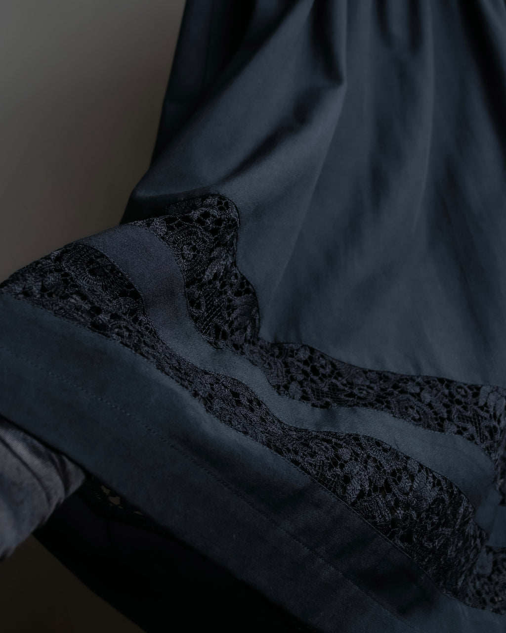 "tricot COMME des GARCONS"  Lace design at hem flare skirt