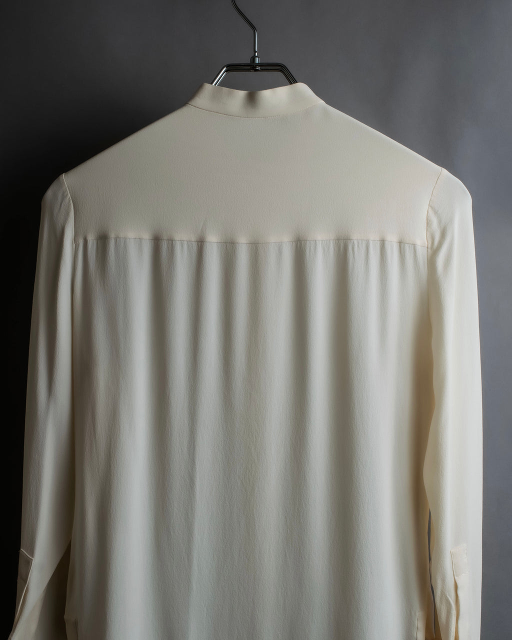 Camisa de seda con bordado en forma de logotipo "Alexandar McQueen" sin cuello