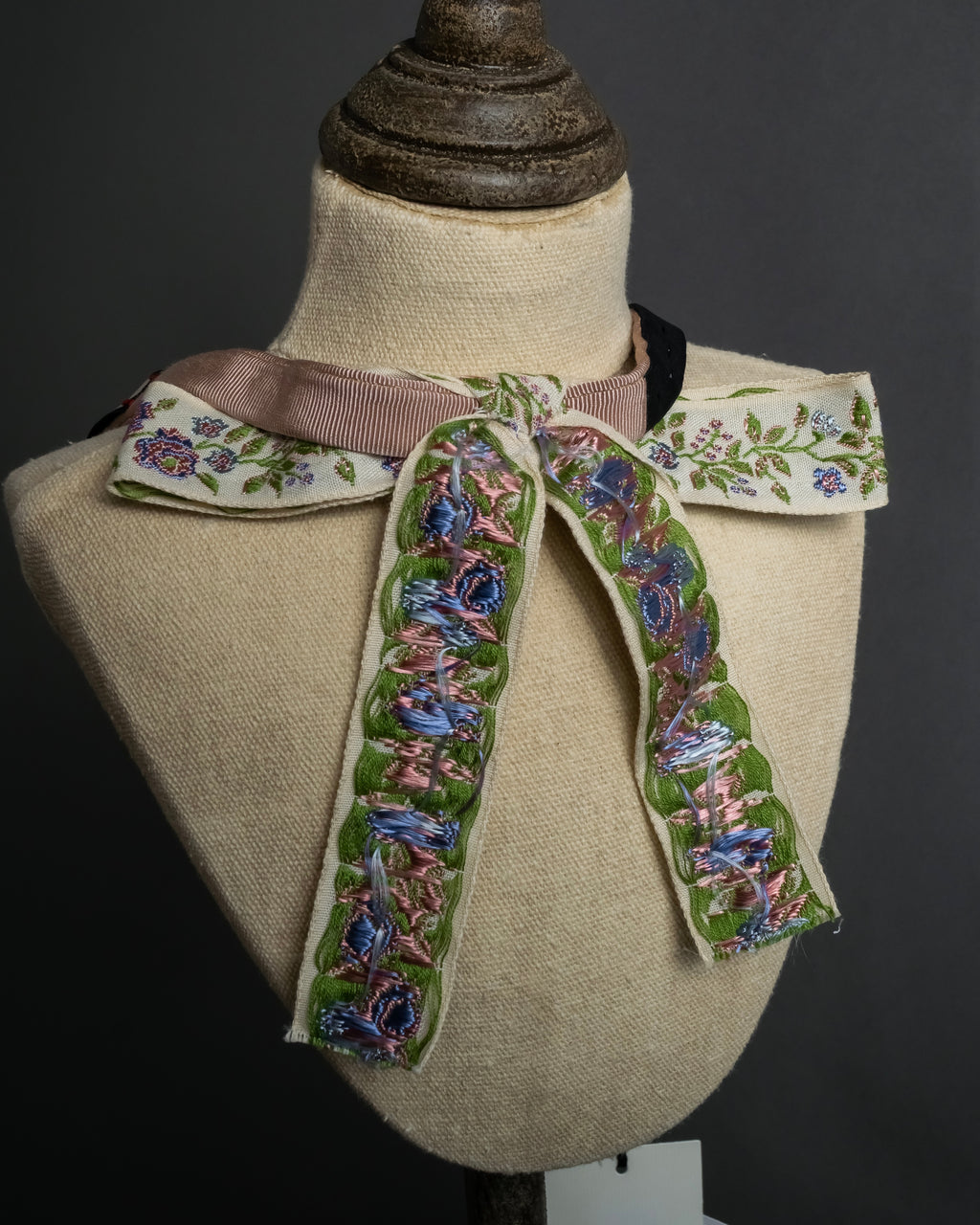 -MOOD Christmas Collections-
"GUCCI" Michele period delicate floral embroidered ribbon tie