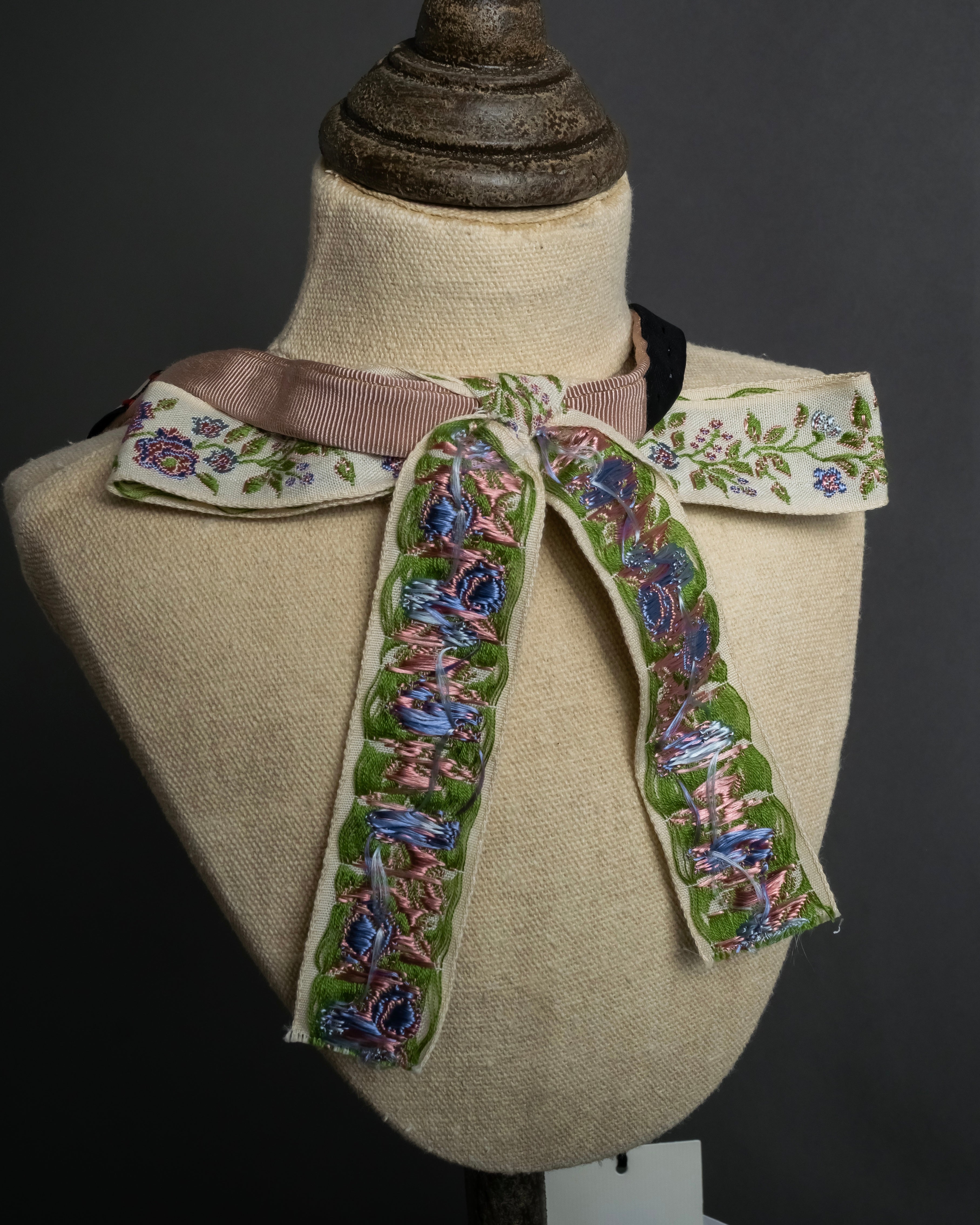 -MOOD Christmas Collections-
"GUCCI" Michele period delicate floral embroidered ribbon tie