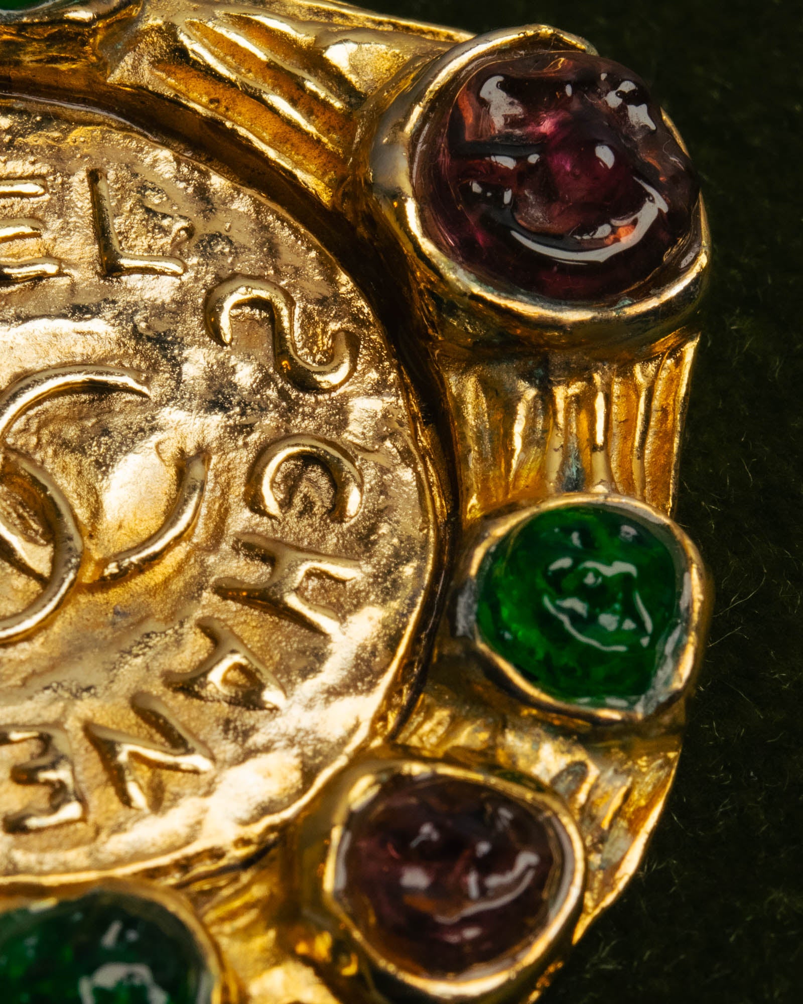 -SPECIAL- “CHANEL” 80’s-90’s Gripoix style cabochon logo brooch
