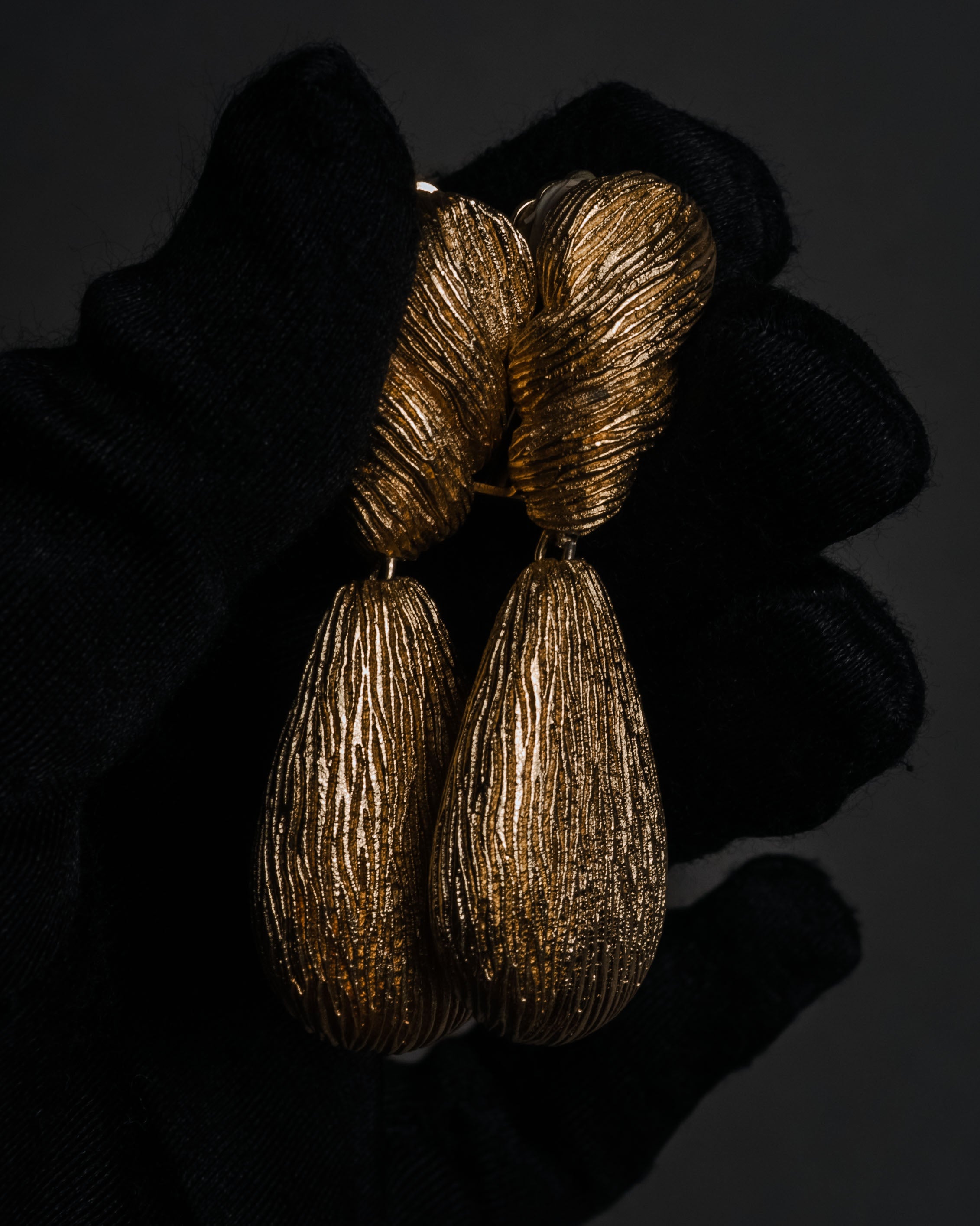 "Christian Dior" 70’s-80’s bark texture drop clip earrings
