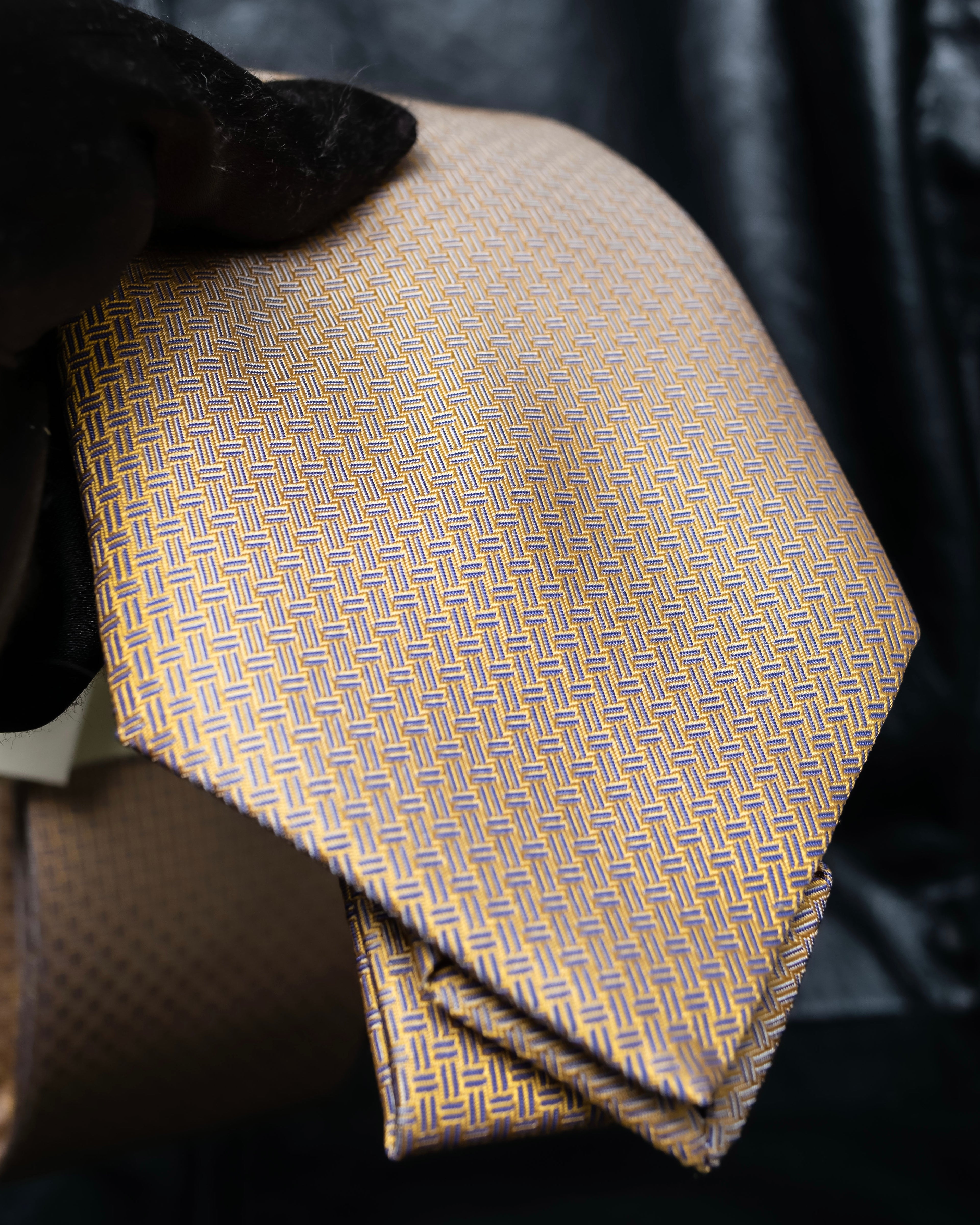 “HERMES” Double line patterned silk tie