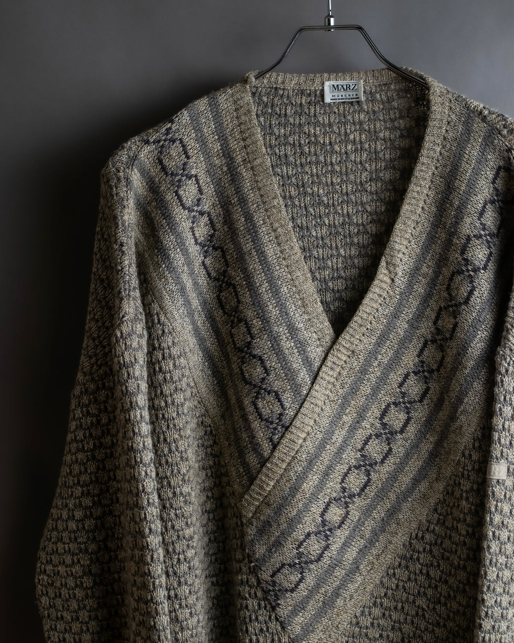 "Vintage geometric pattern V-neck knit"