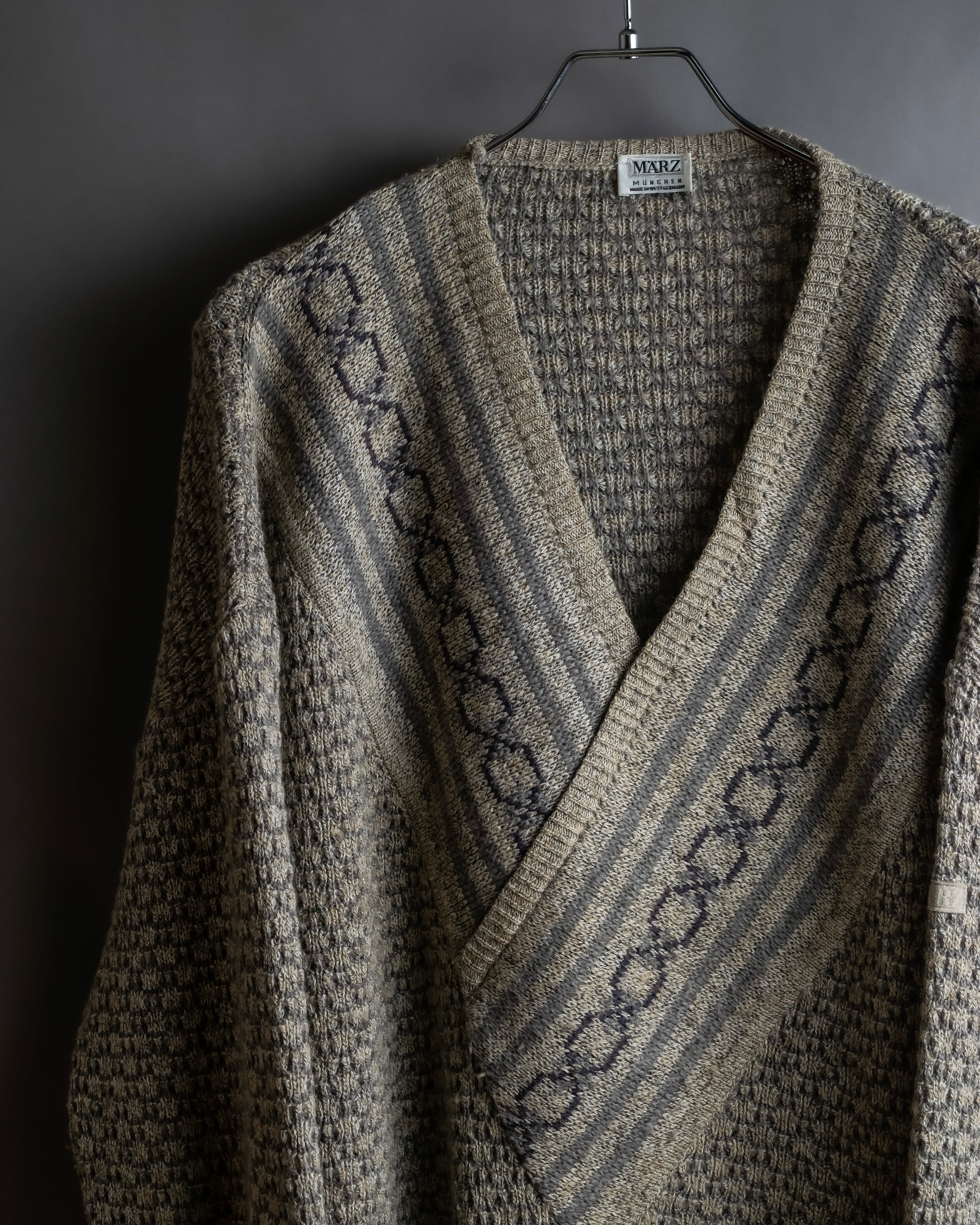 "Vintage geometric pattern V-neck knit"