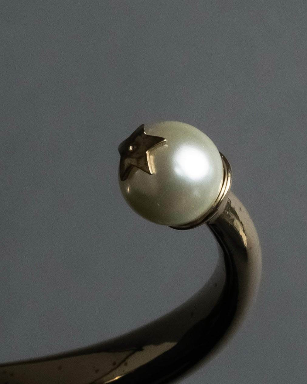 -MOOD Christmas Collection-
"Dior" Maria Grazia Chiuri design pearl motif carving gold bangle