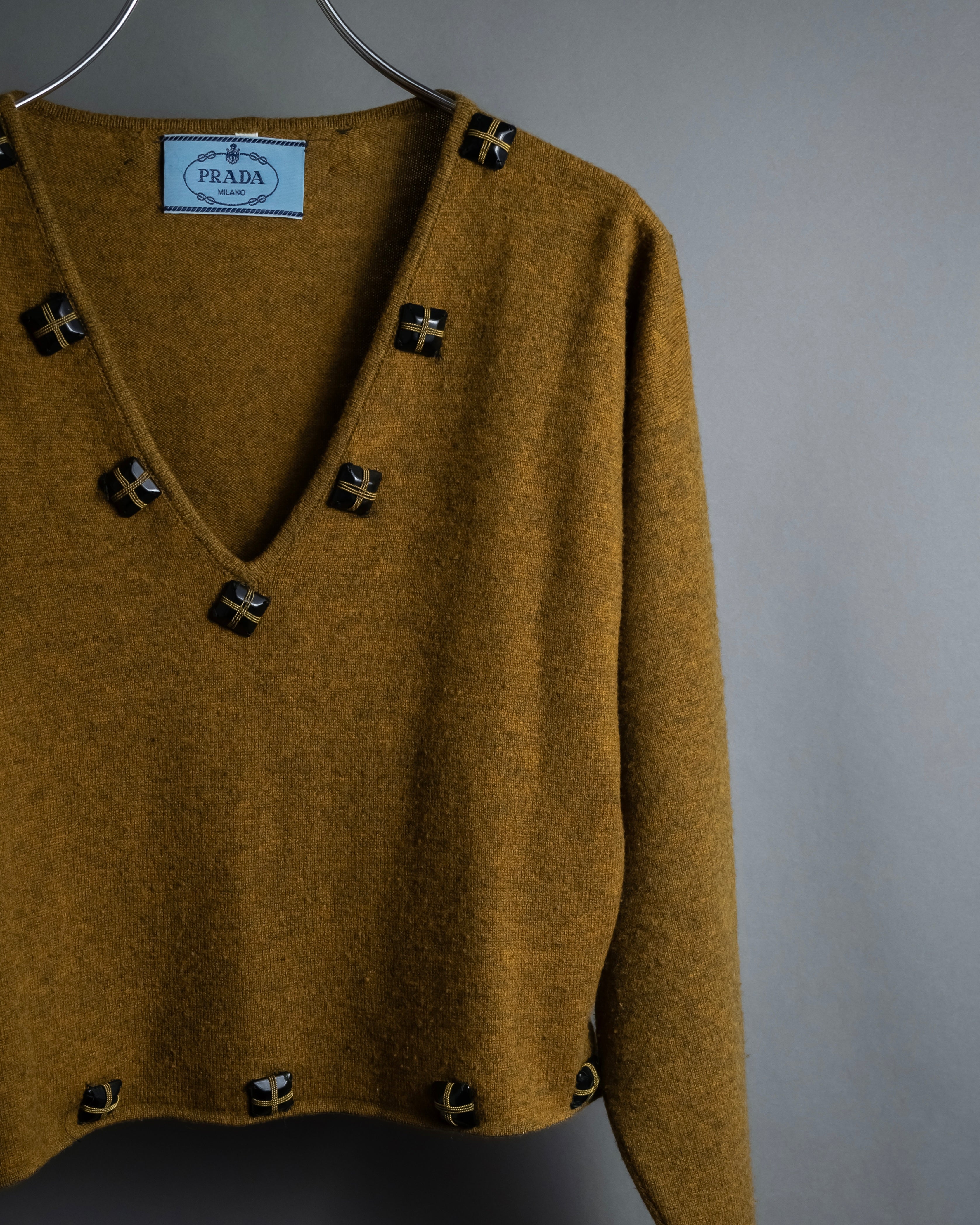 "PRADA" Jewelry decorative design V-neck knit