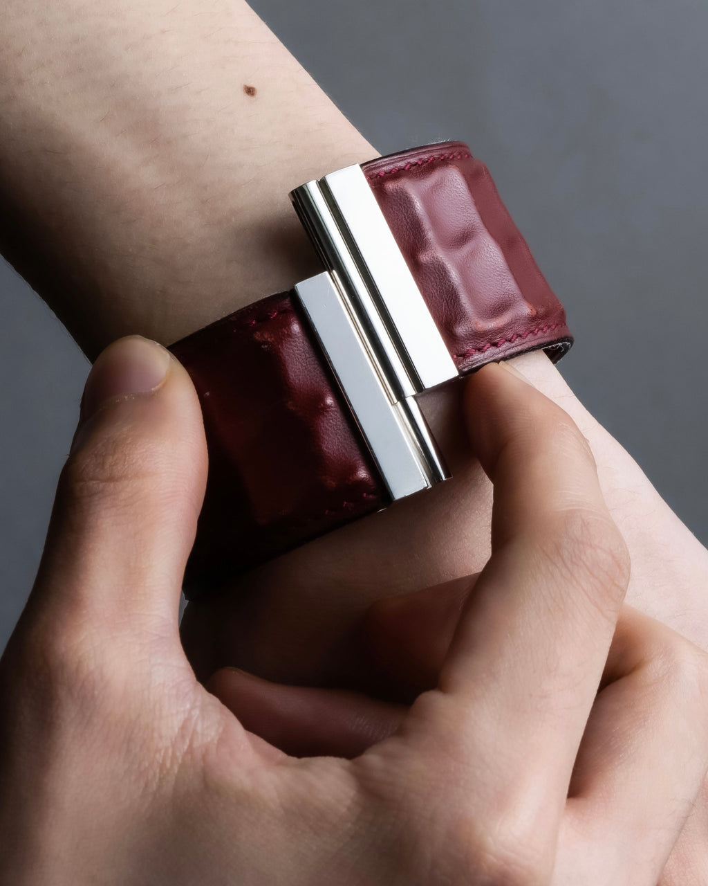 "HERMES" Deutch processing wide leather bracelet