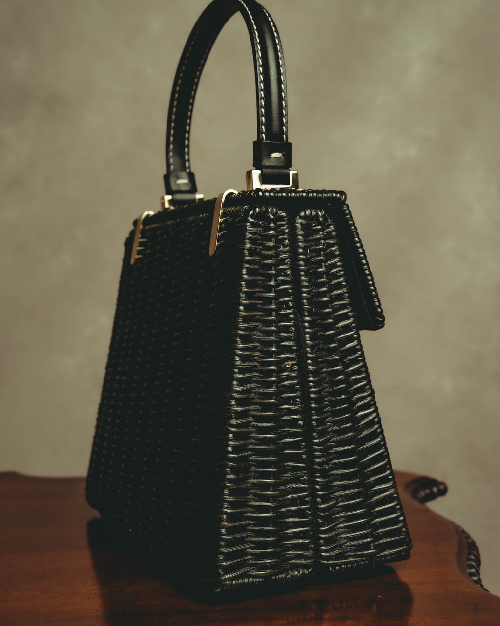 –SPECIAL– "Salvatore Ferragamo" 90's-00's Sculptural basket top-handle handbag