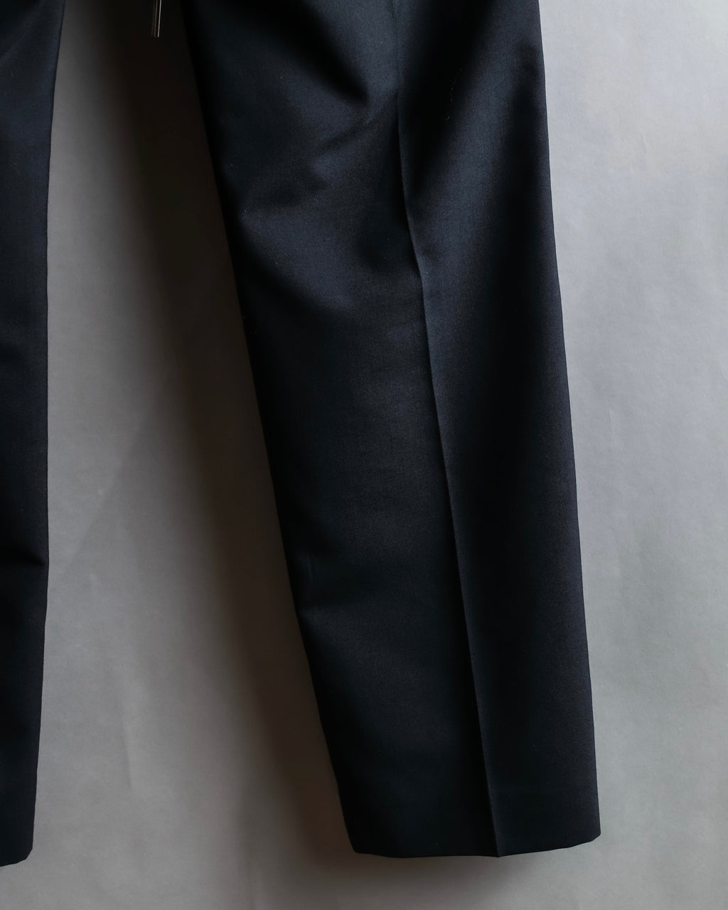 "sacai" Satin line design tapered slacks