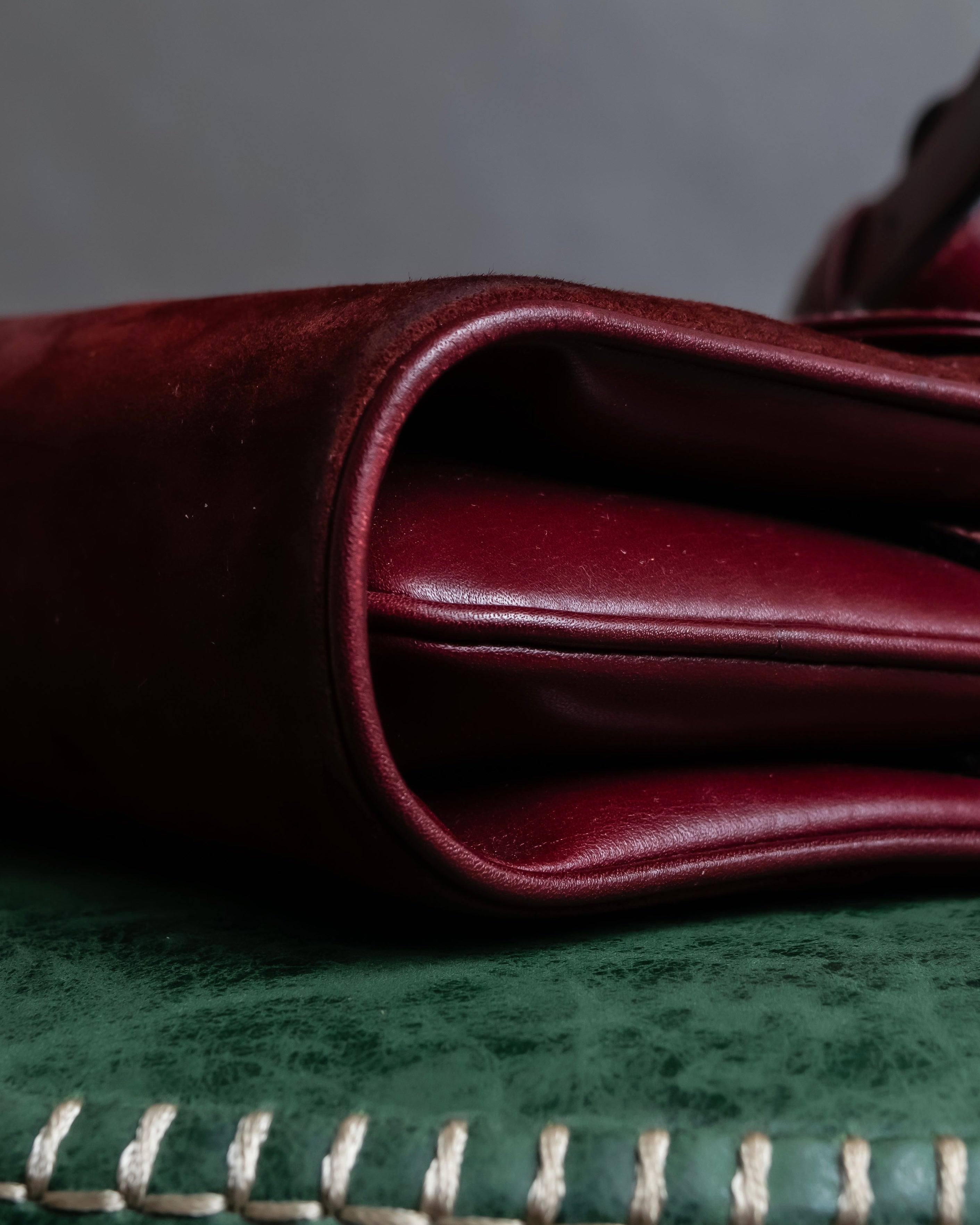 "GUCCI" Aristocratic crest charm suede shoulder bag