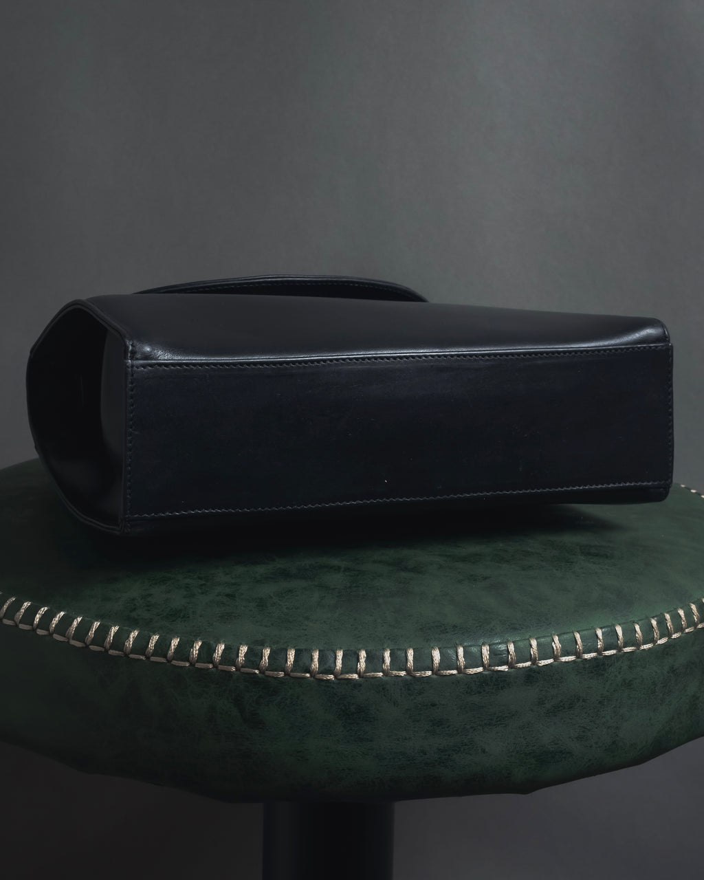 "Salvatore Ferragamo" 90’s Jewelry gold chain design leather bag