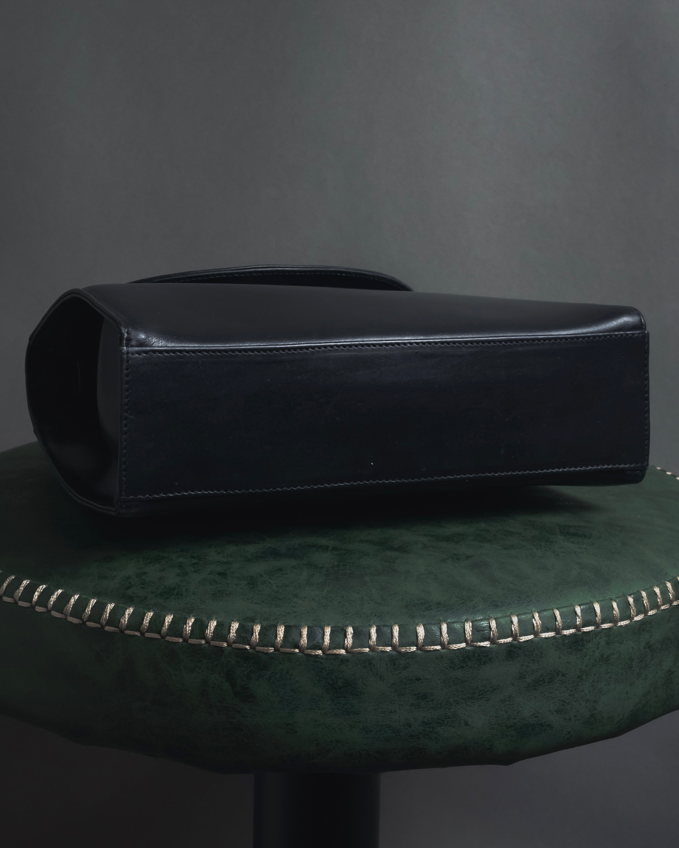 "Salvatore Ferragamo" 90’s Jewelry gold chain design leather bag