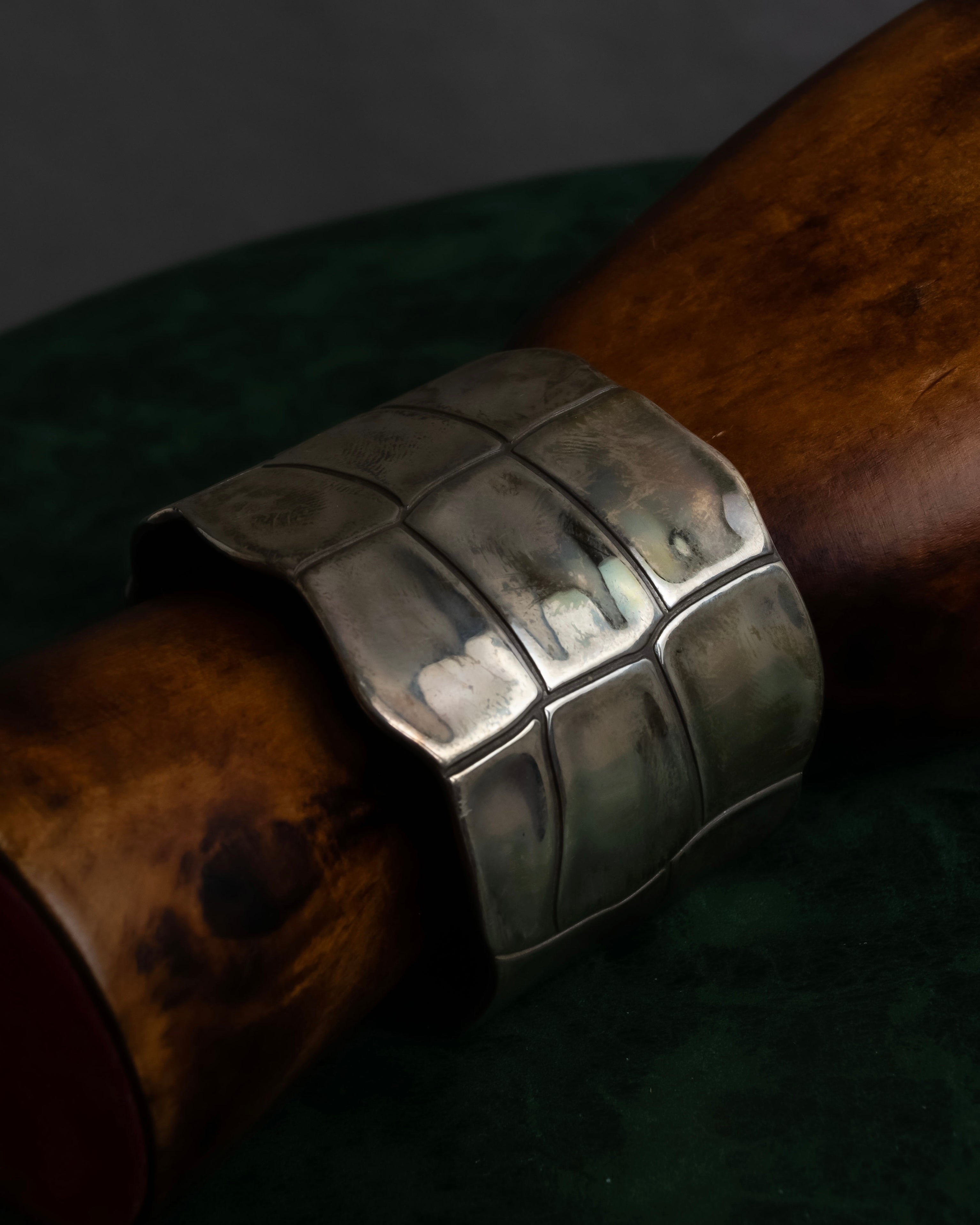 "END CUSTOM JEWELLERS" Square pattern wavy silver bangle