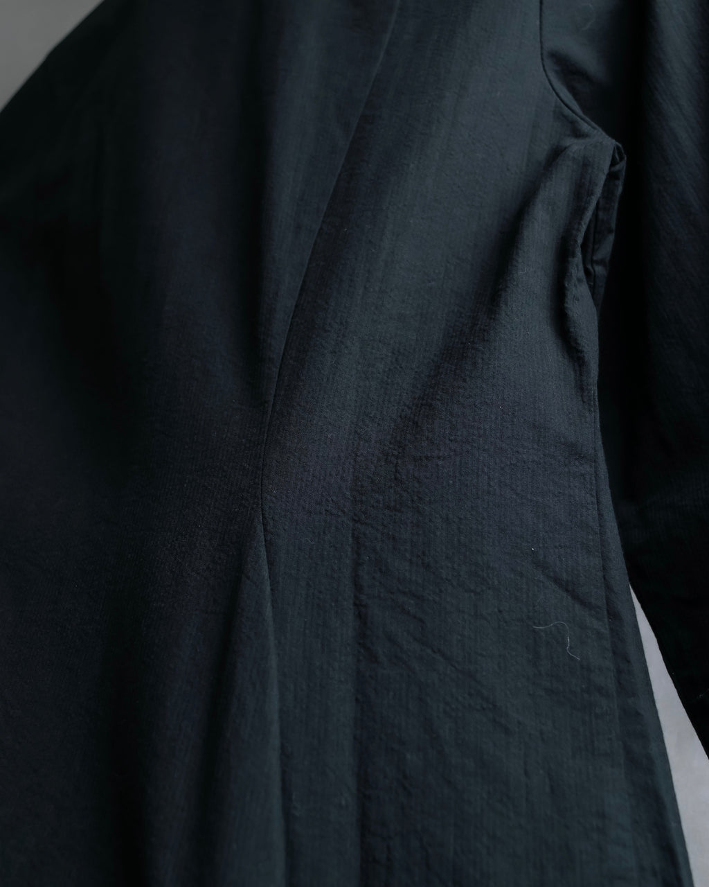 "Vivienne Westwood RED LABEL"
 Front button cutting design shirt