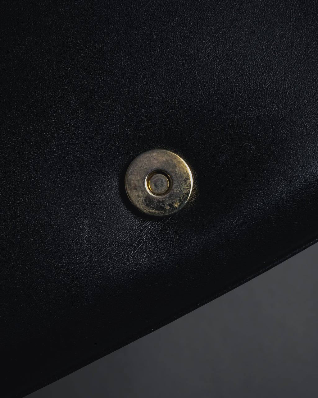 -SPECIAL- "VALENTINO GARAVANI" 90’s-00’s V corner hardware leather top handle bag