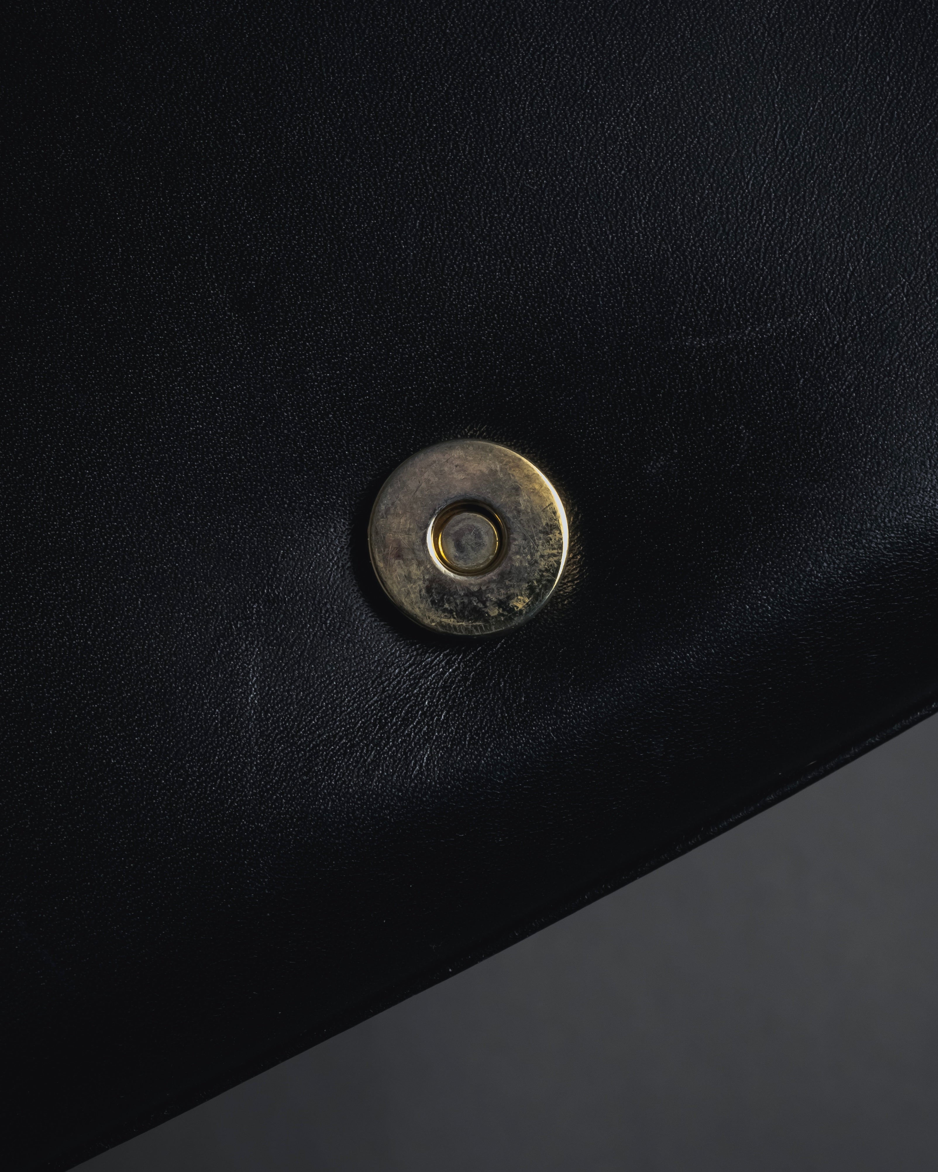 -SPECIAL- "VALENTINO GARAVANI" 90’s-00’s V corner hardware leather top handle bag