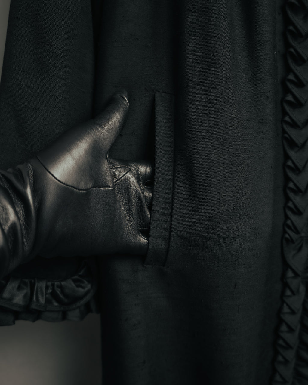 -MOOD Vintage Collections-
80’s-90’s Ruffle detail black long coat