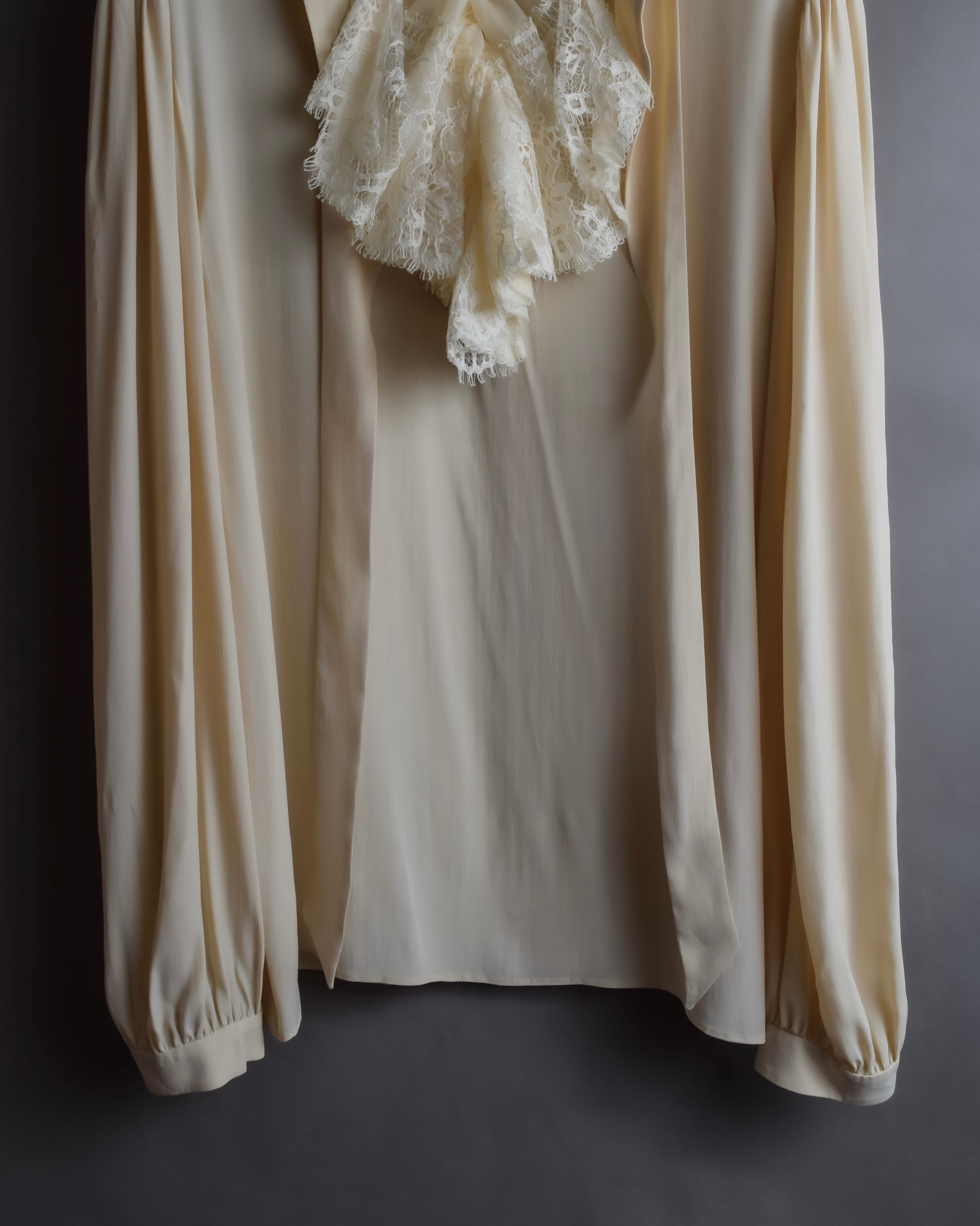 "GUCCI" Michele period frill lace silk bowtie shirt