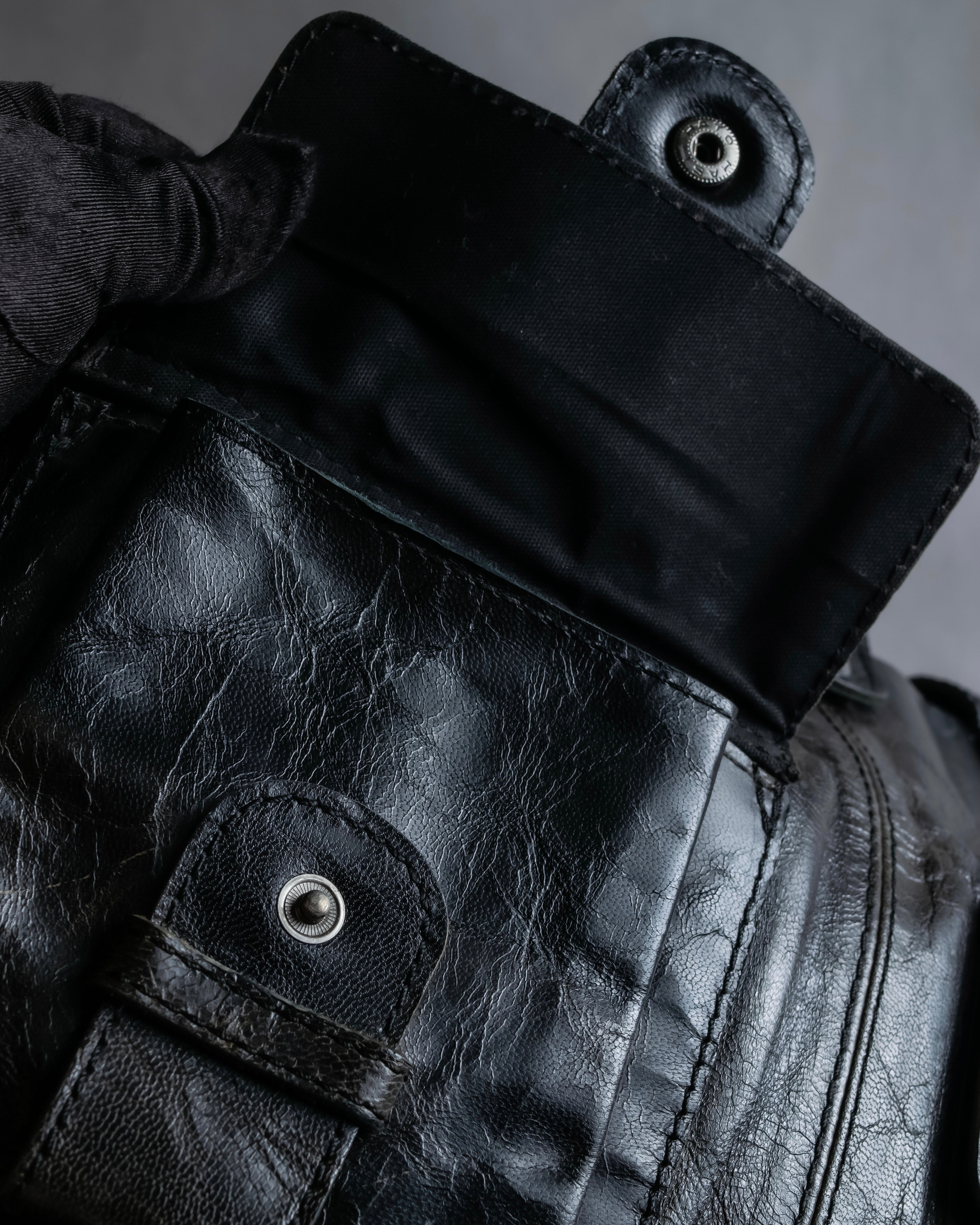 "tricot COMME des GARCONS" 
Flap pocket metal parts design leather hand bag