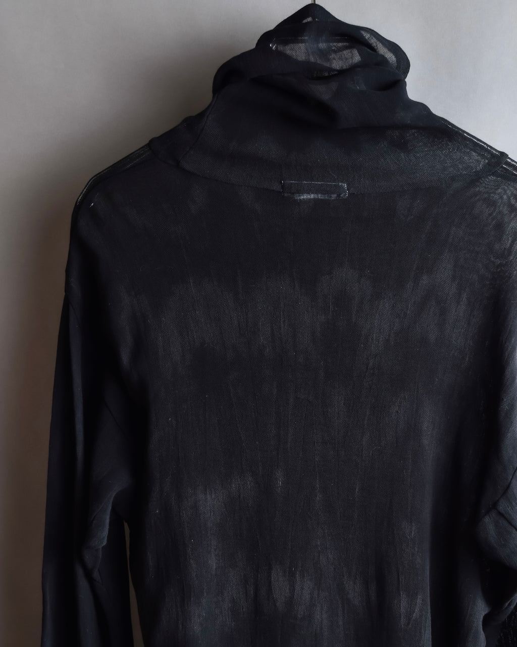 "ISSEY MIYAKE" Layered design high neck delicate knit