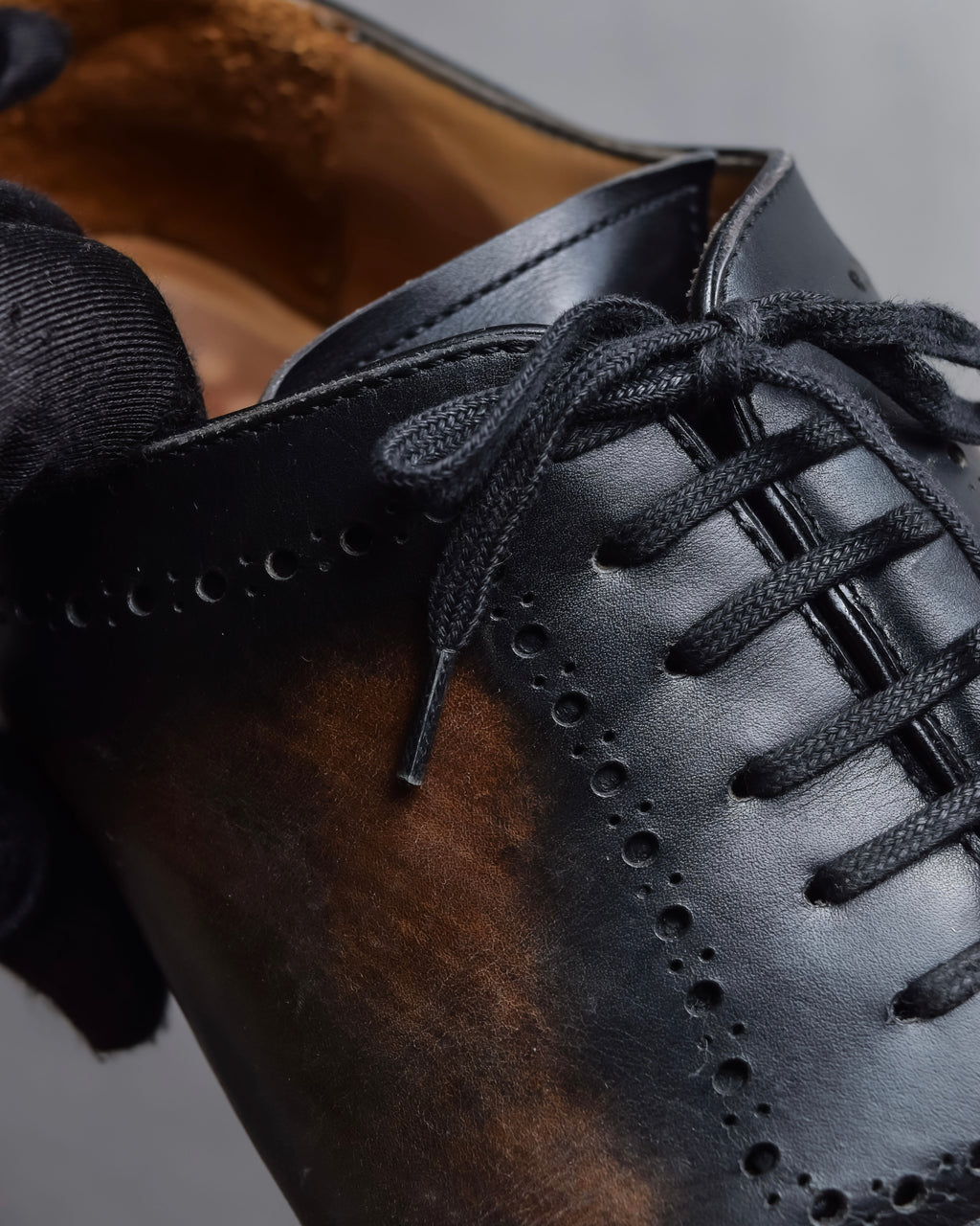 "GERARD SENÉ" Hand-patinated curved silhouette oxford shoes