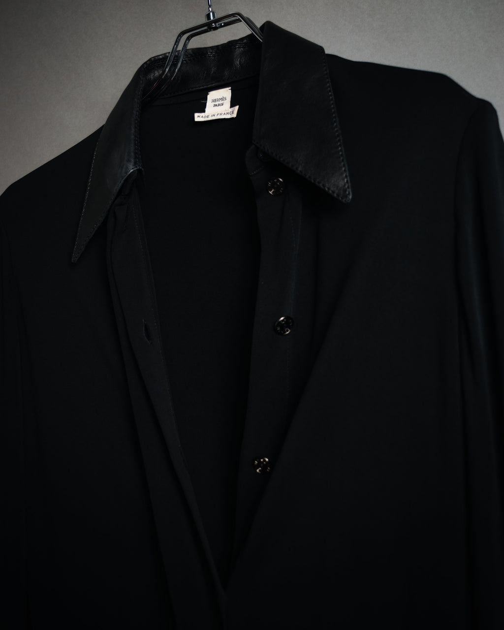 –SPECIAL– "HERMES" 00’s Leather-trimmed viscose evening shirt