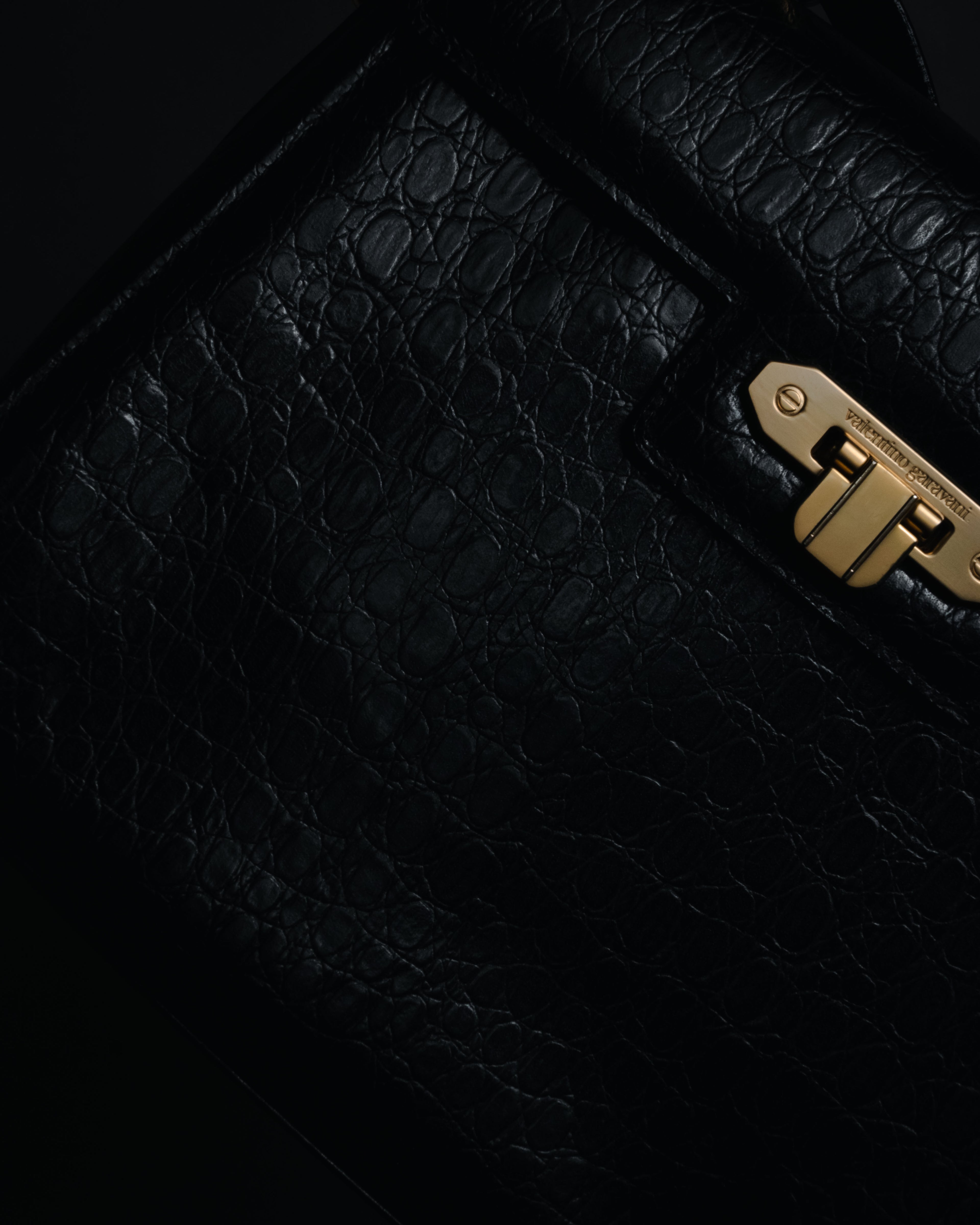 –SPECIAL– "Valentino Garavani"
1985-95 Croc embossed trapezoid top handle bag