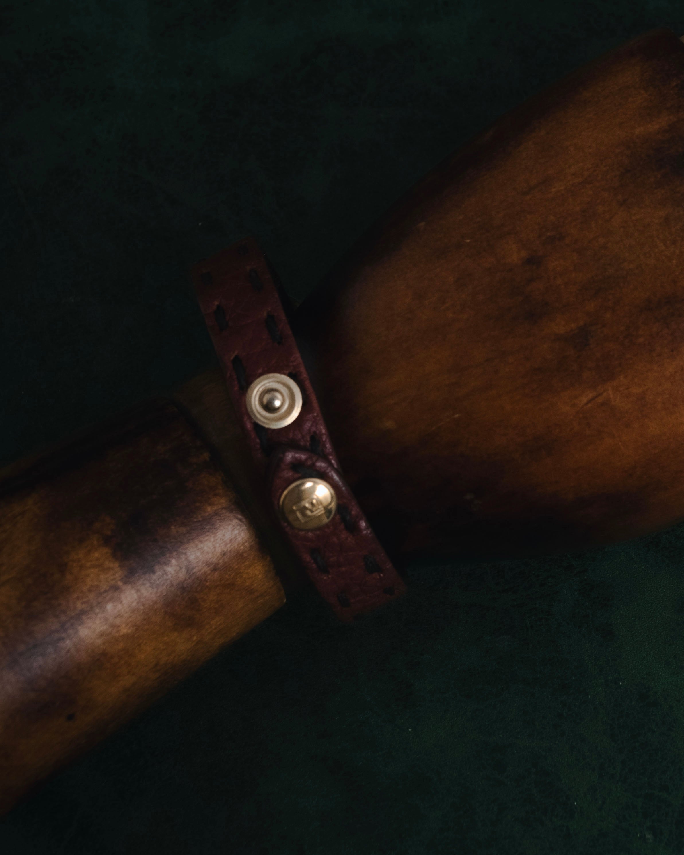 "FENDI" Signature medallion leather bracelet