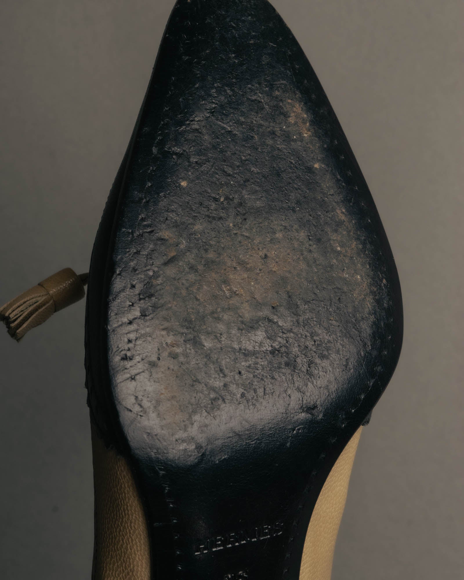 "HERMÈS" 80's-90's Classic bi-color leather tassel brogue pumps