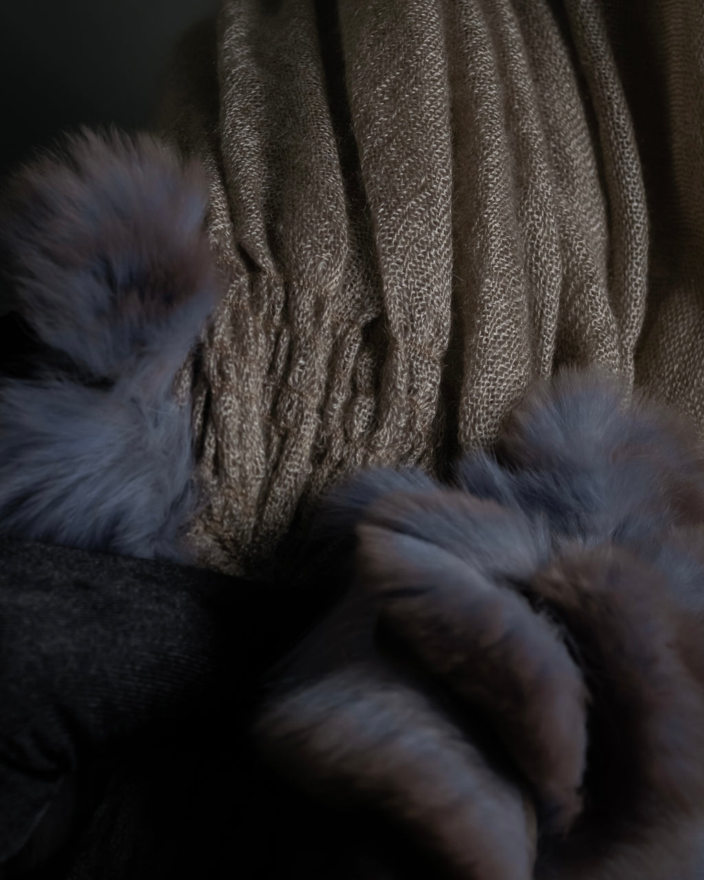 "FENDI" 04-10's Petal motif fur docking long muffler