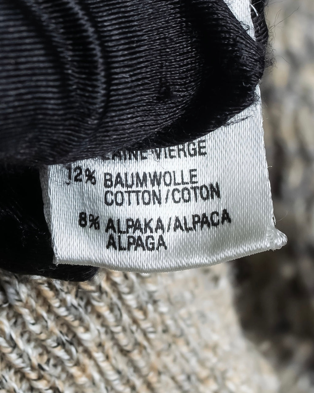 "Vintage geometric pattern V-neck knit"