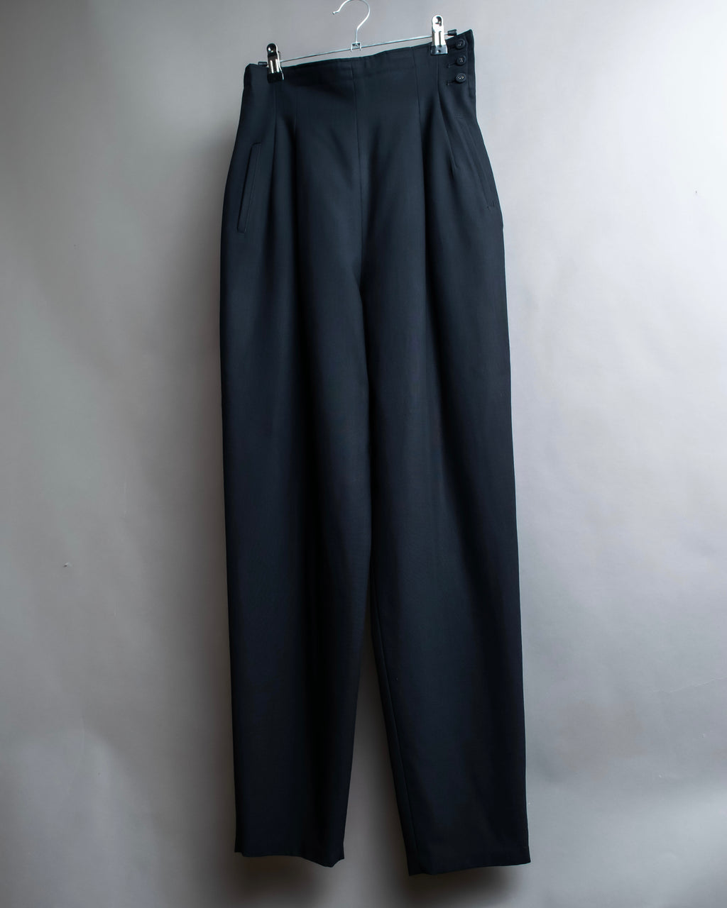 "TOKUKO 1er VOL" Side button fastener design high waist tapered slacks