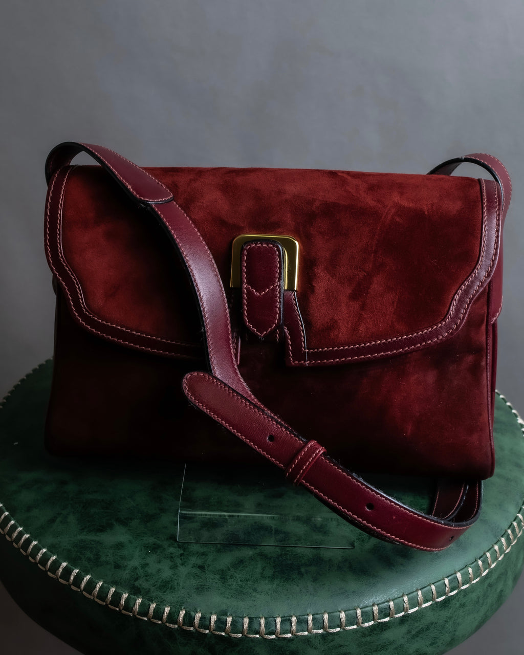 "GUCCI" Aristocratic crest charm suede shoulder bag