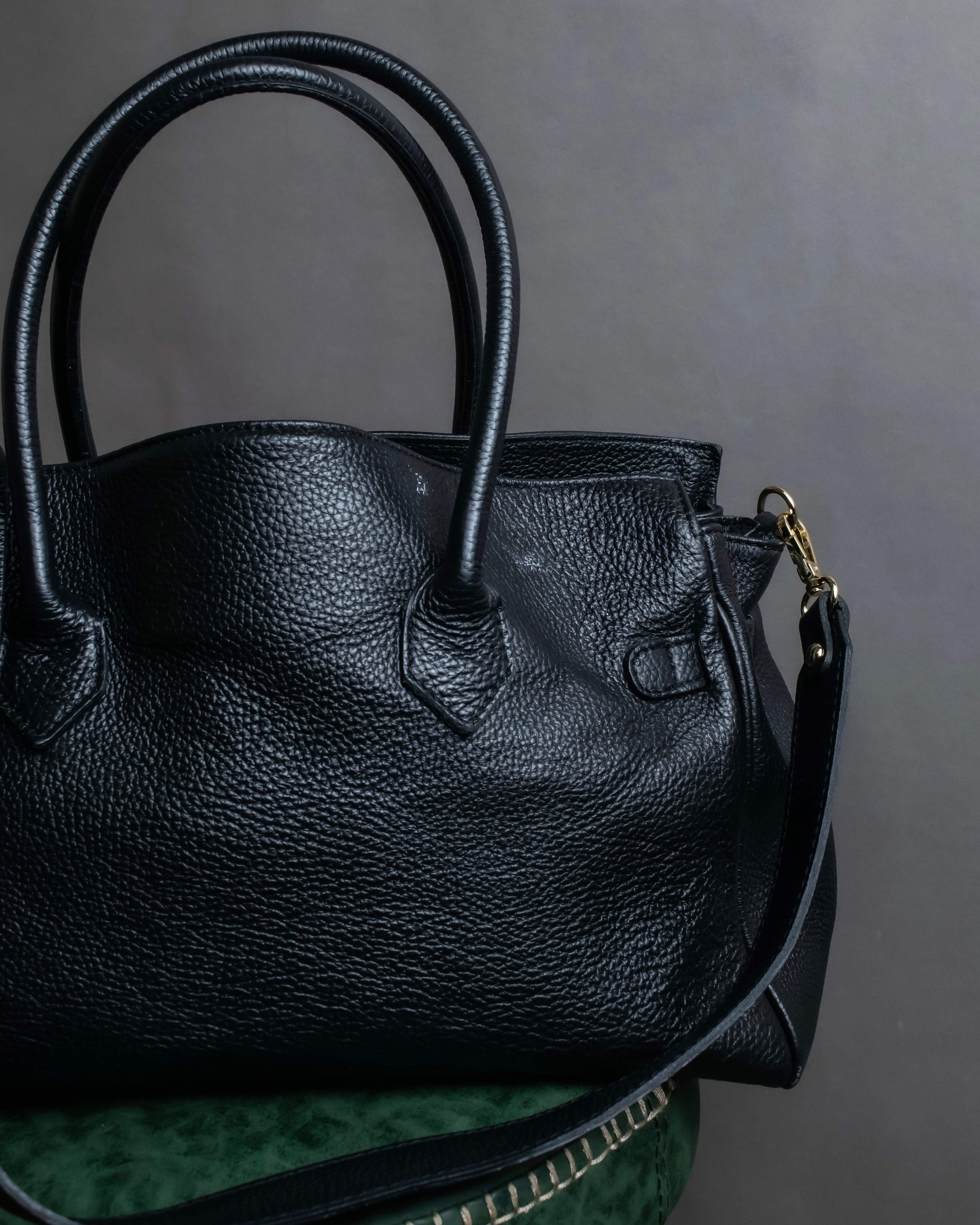 "AULENTTI" Gold closure belt design leather 2-way bag