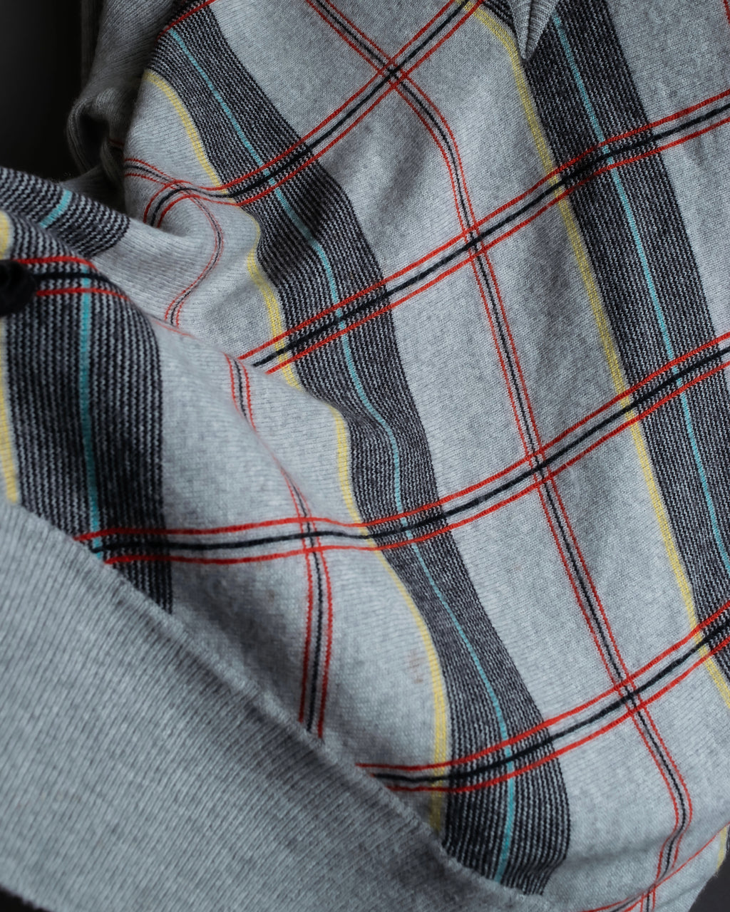 Diagonal deformed check rib knit.