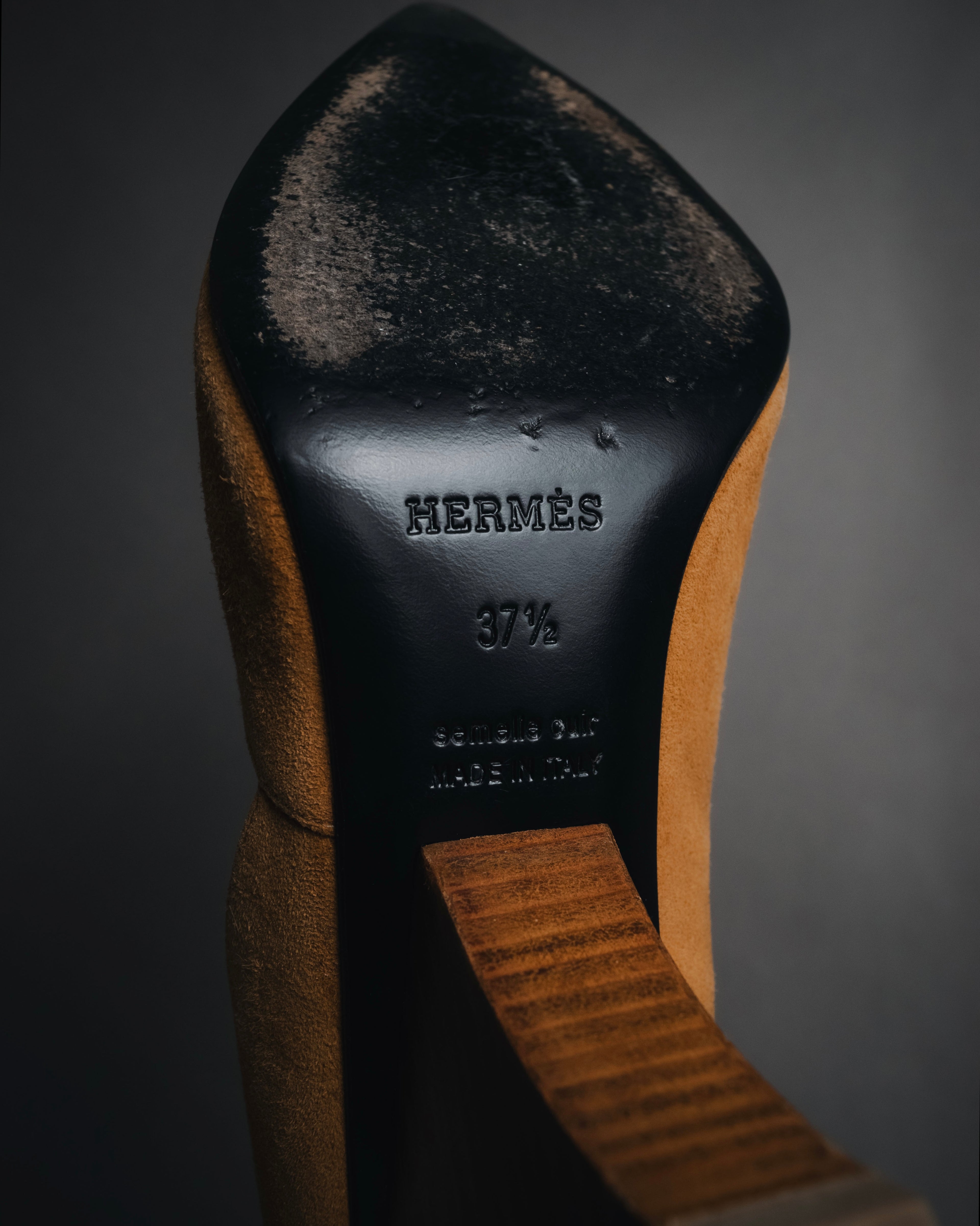 "HERMES" 00’s-10’s Suede V-cut  sculptural wood heel pumps
