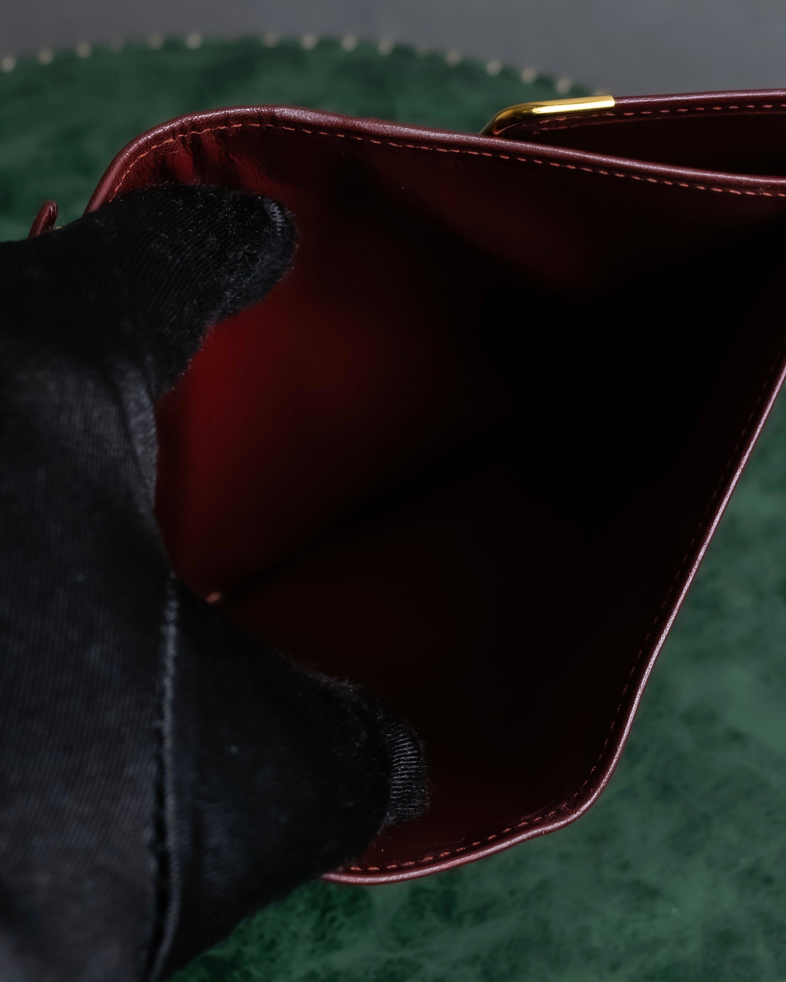 "Cartier" Les Must de Cartier bordeaux color leather wallet