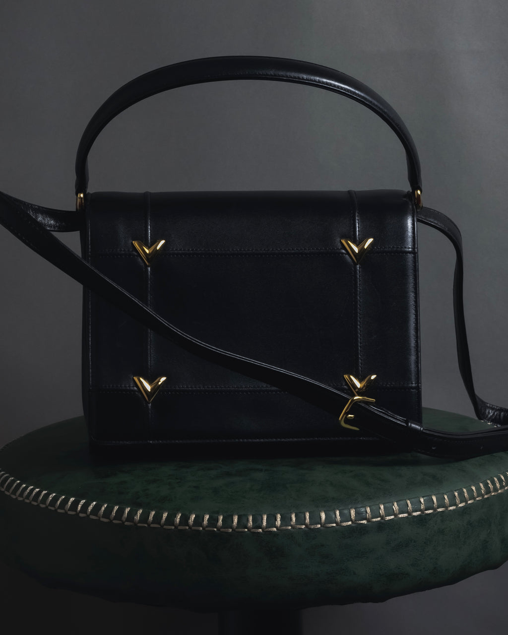 -SPECIAL- "VALENTINO GARAVANI" 90’s-00’s V corner hardware leather top handle bag