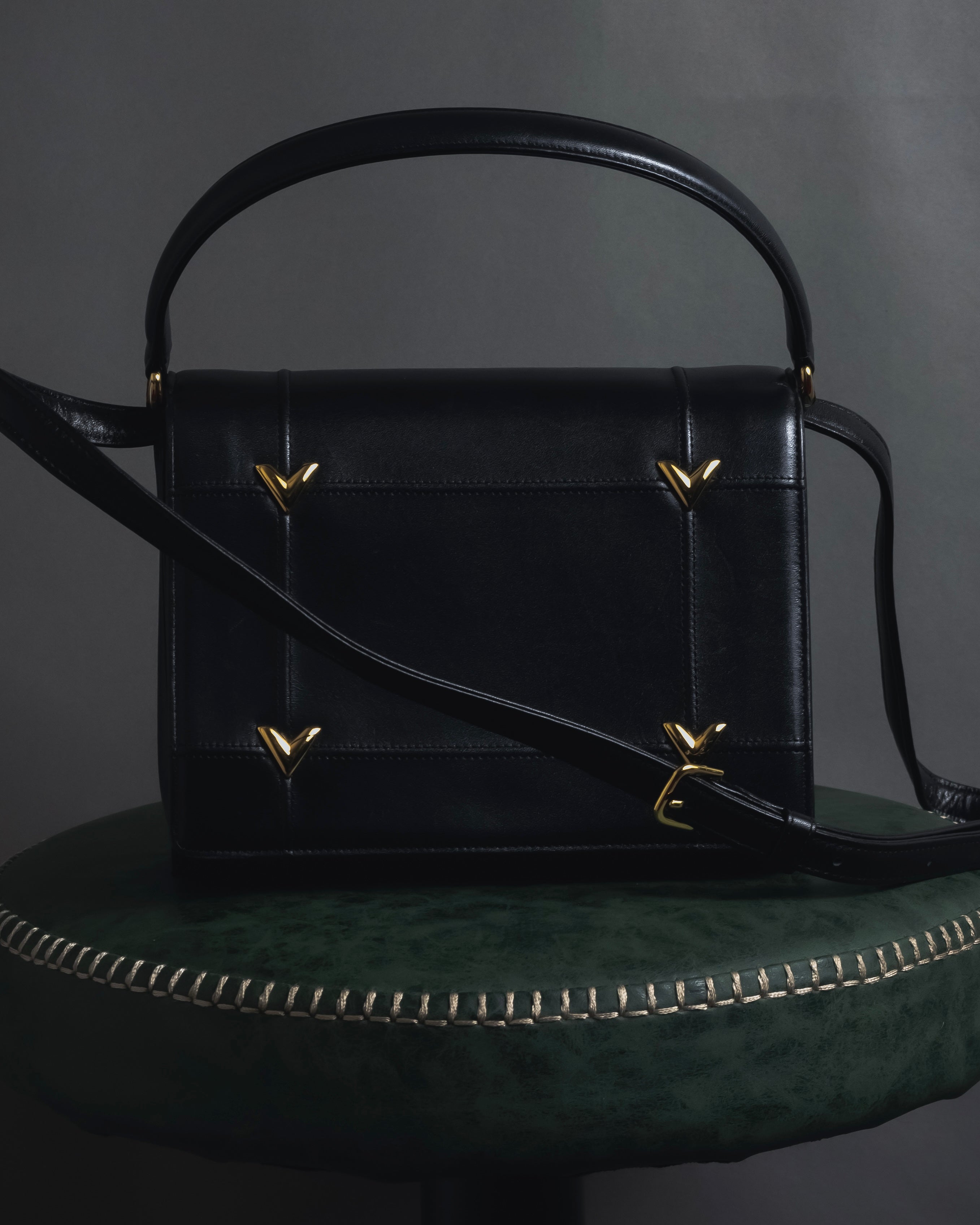 -SPECIAL- "VALENTINO GARAVANI" 90’s-00’s V corner hardware leather top handle bag