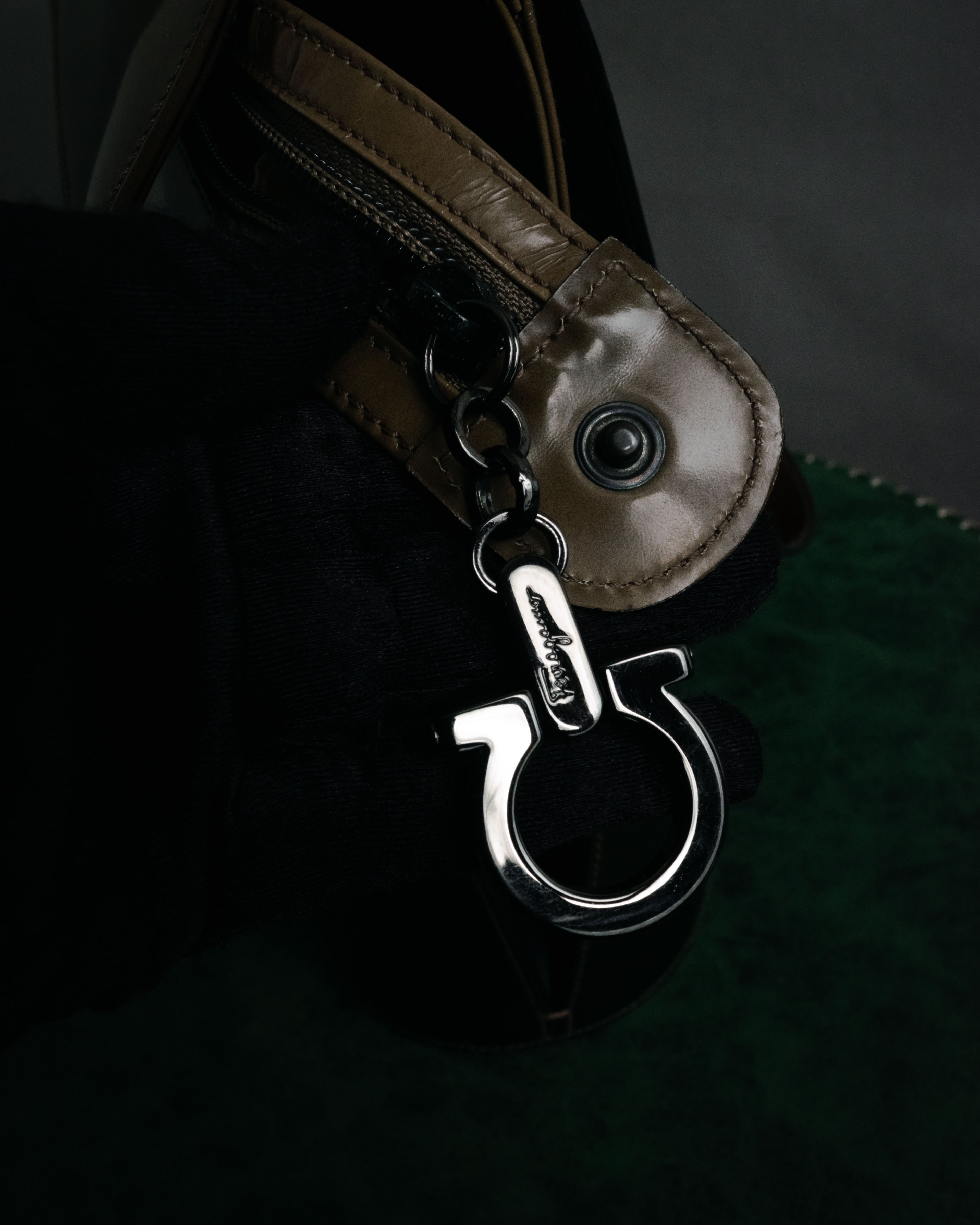 “Salvatore Ferragamo” 90’s-00’s glossy gancini shoulder bag