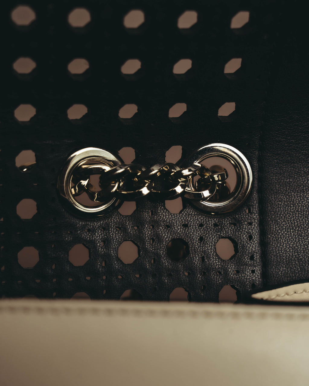 "Salvatore Ferragamo" 2010's-20's Ivory perforated leather chain shoulder bag