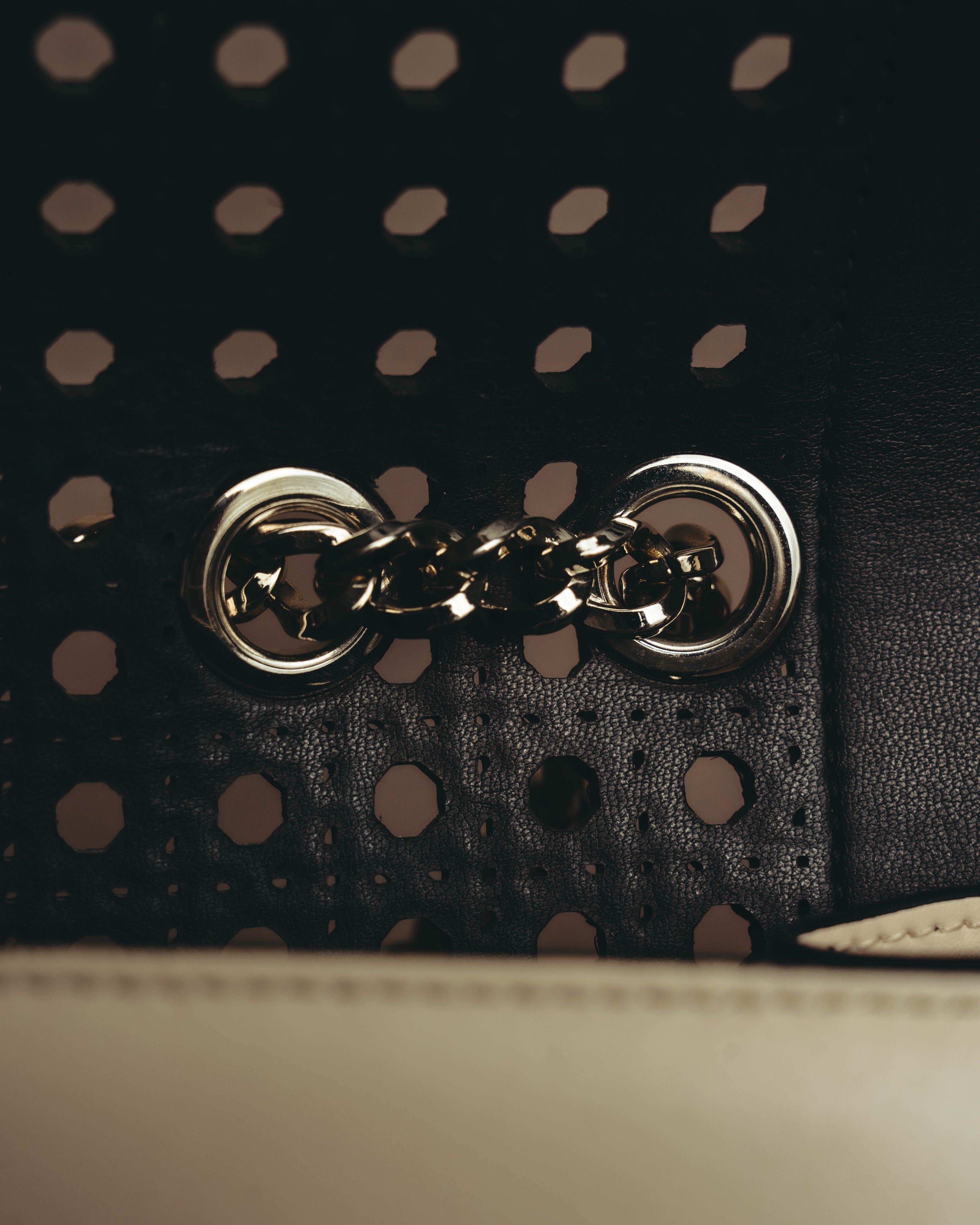 "Salvatore Ferragamo" 2010's-20's Ivory perforated leather chain shoulder bag