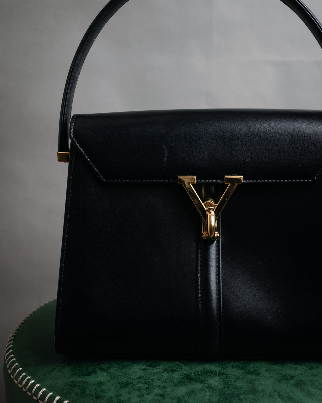 “VALENTINO GARAVANI” 80’s-90’s V clasp top handle bag