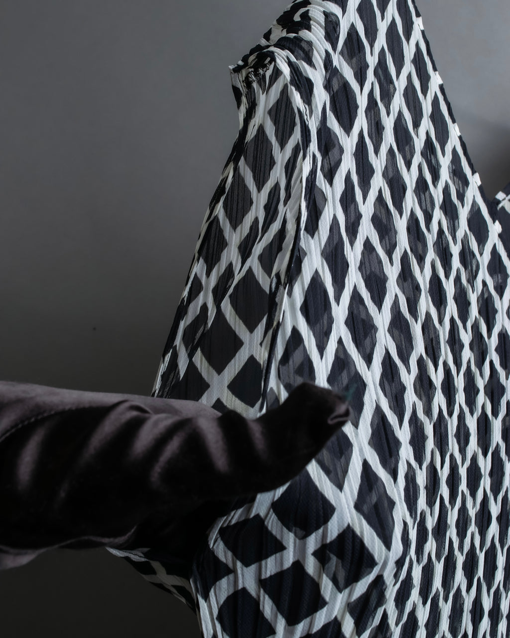 "ISSEY MIYAKE White label"
 Tailcoat design sleeveless dress