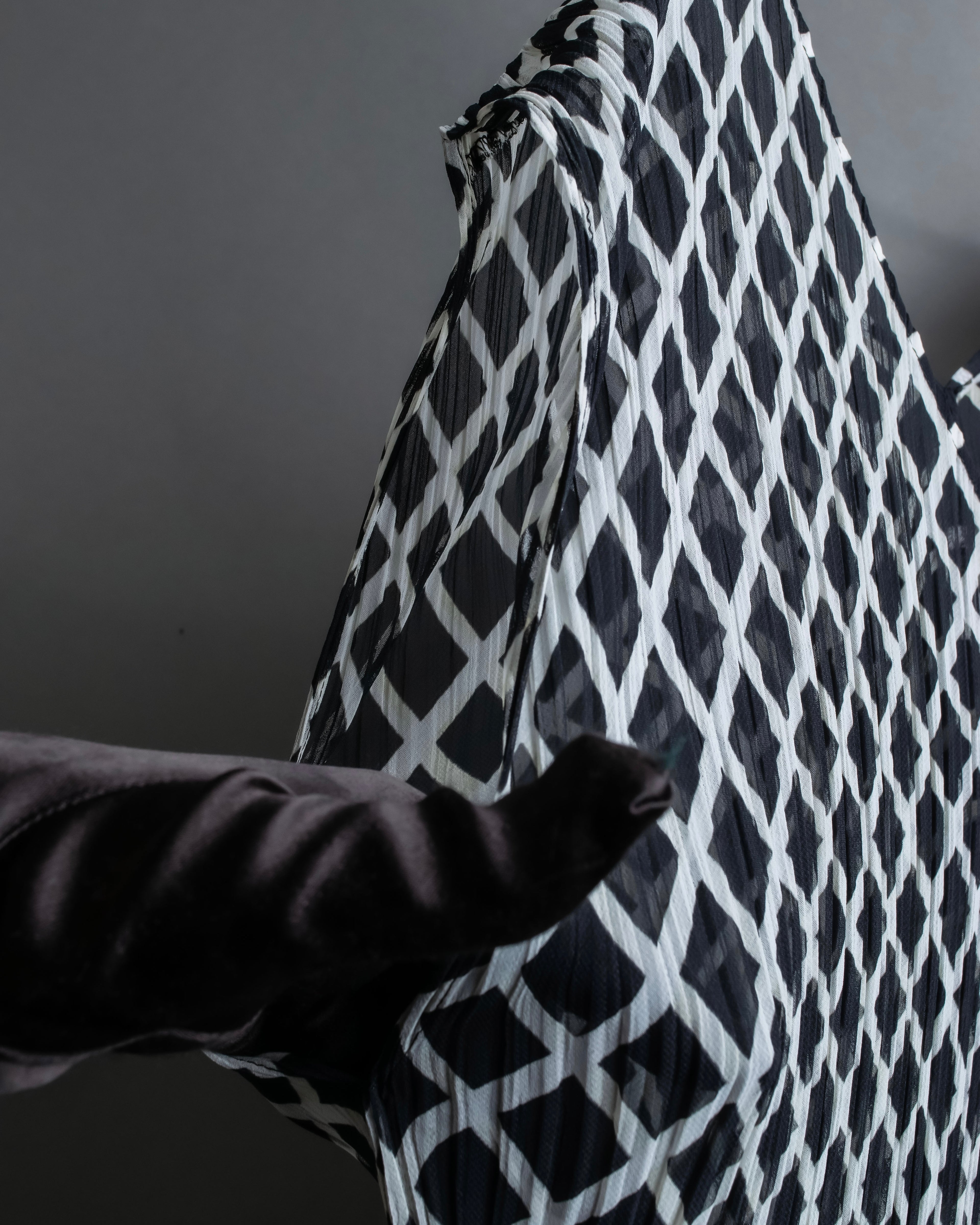 "ISSEY MIYAKE White label"
 Tailcoat design sleeveless dress