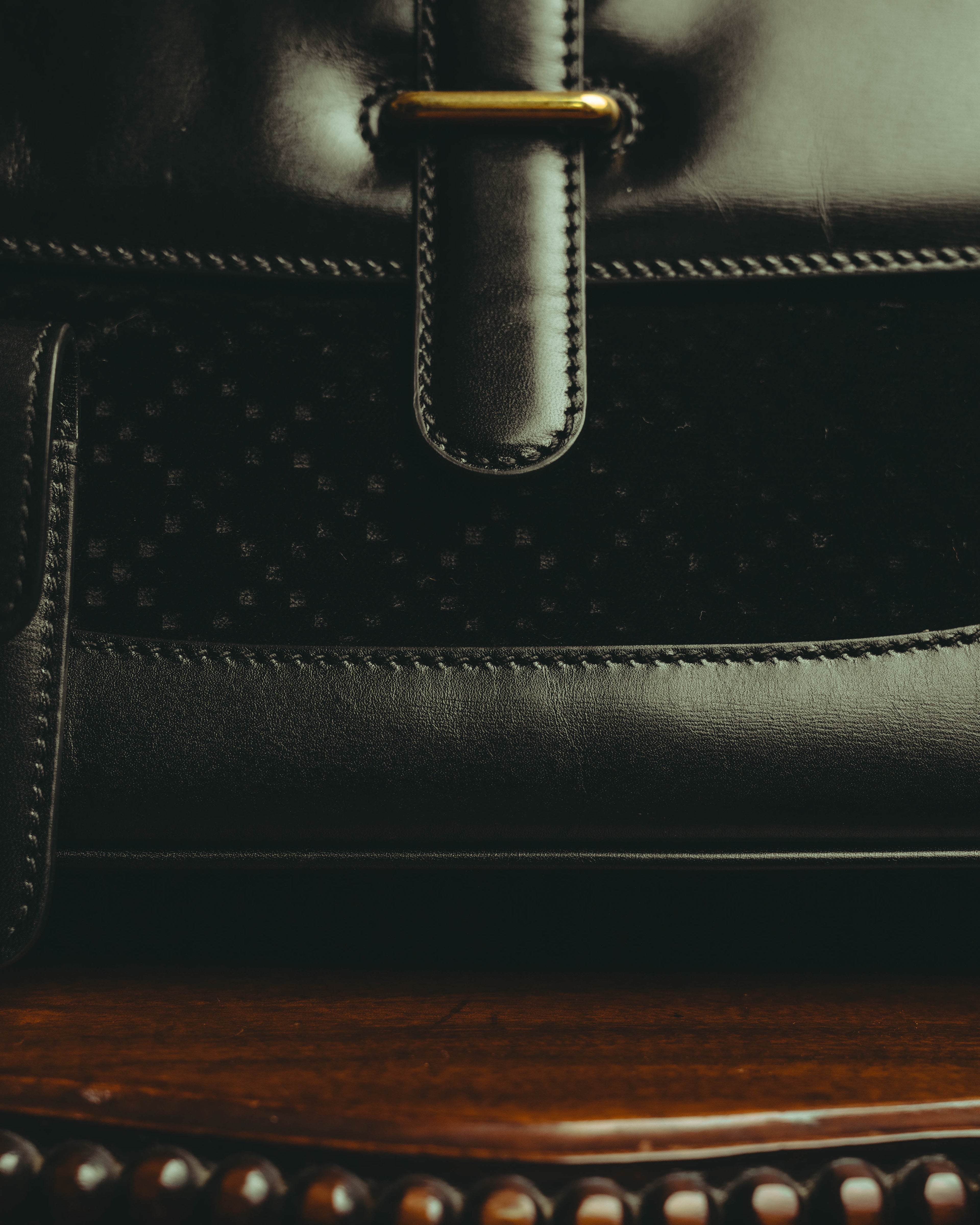 -SPECIAL- “GUCCI” 2012-2016 crossover-era crest studded doctor bag