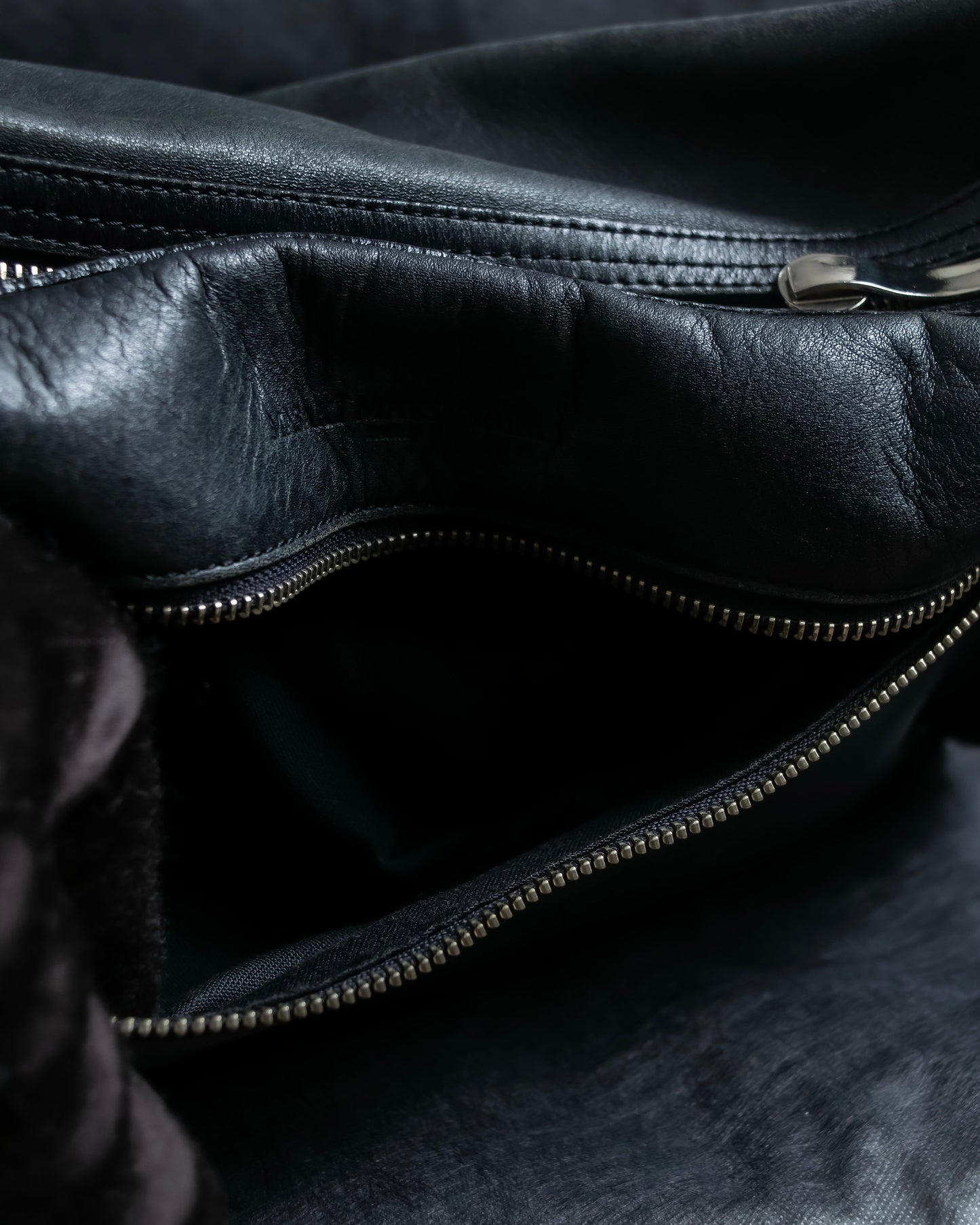 "MASAKI MATSUSHIMA" Outer zipper design leather shoulder bag